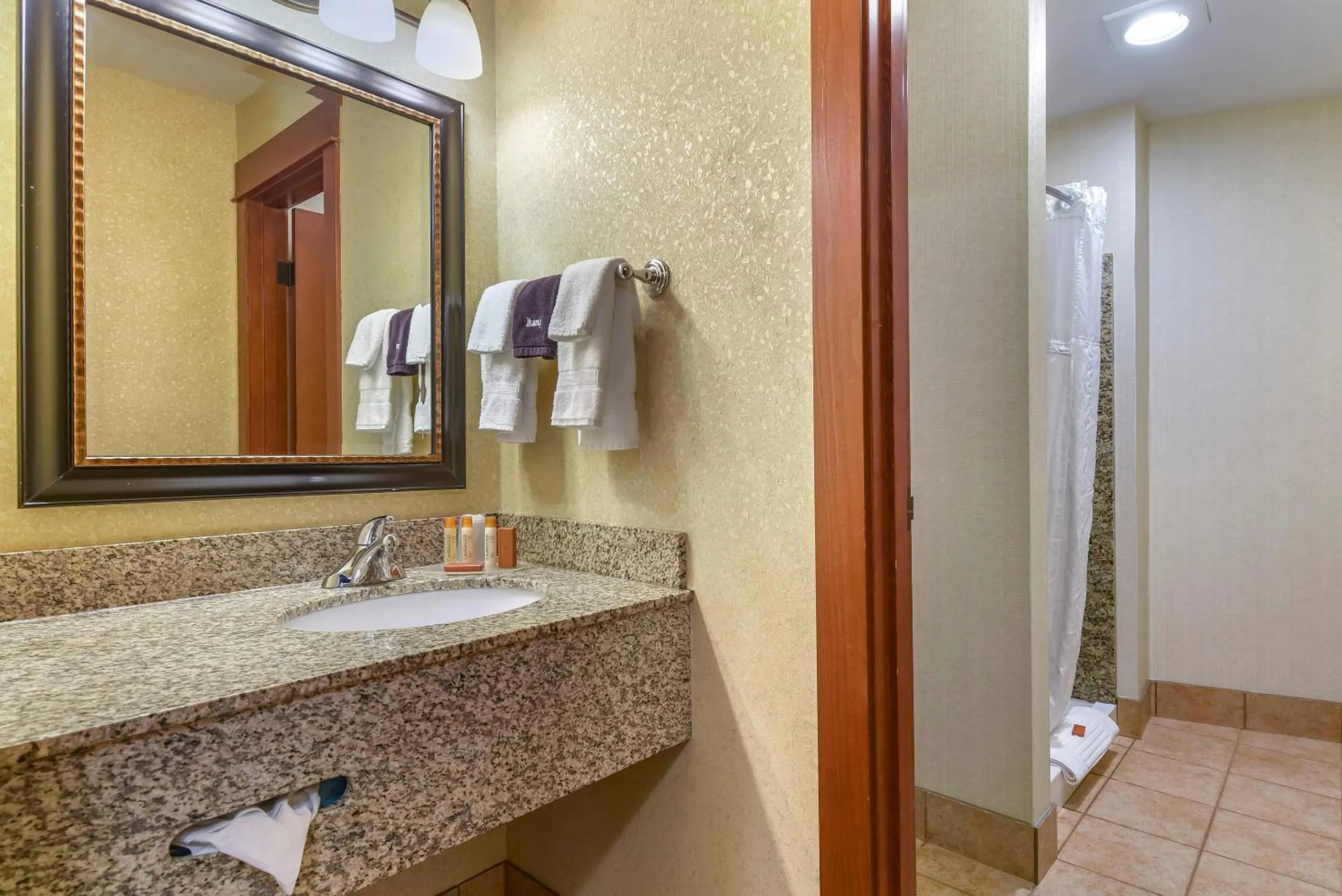 Bedroom in Kathryn Riverfront Inn, an Ascend Collection Hotel