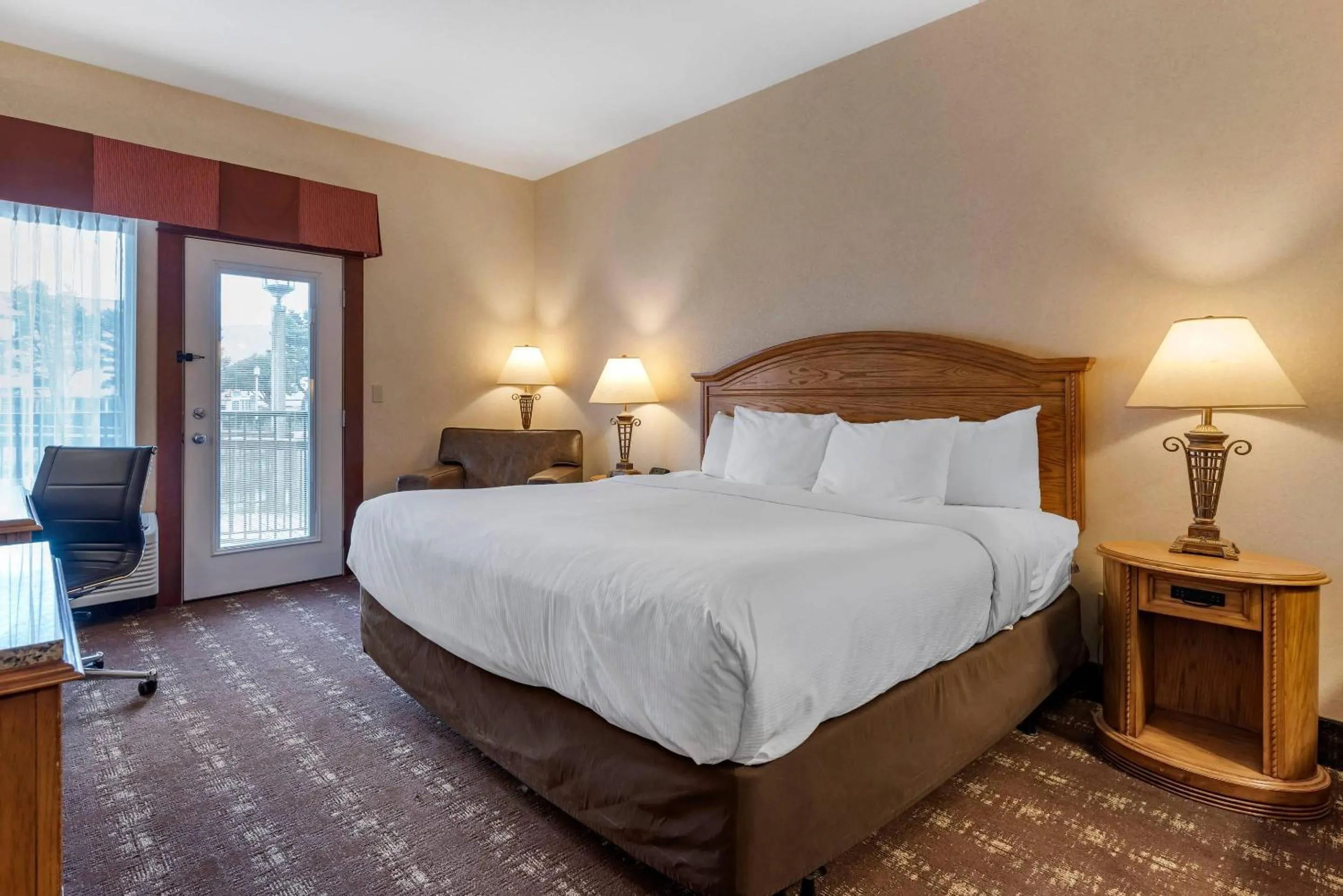 Bedroom, Bed in Kathryn Riverfront Inn, an Ascend Collection Hotel
