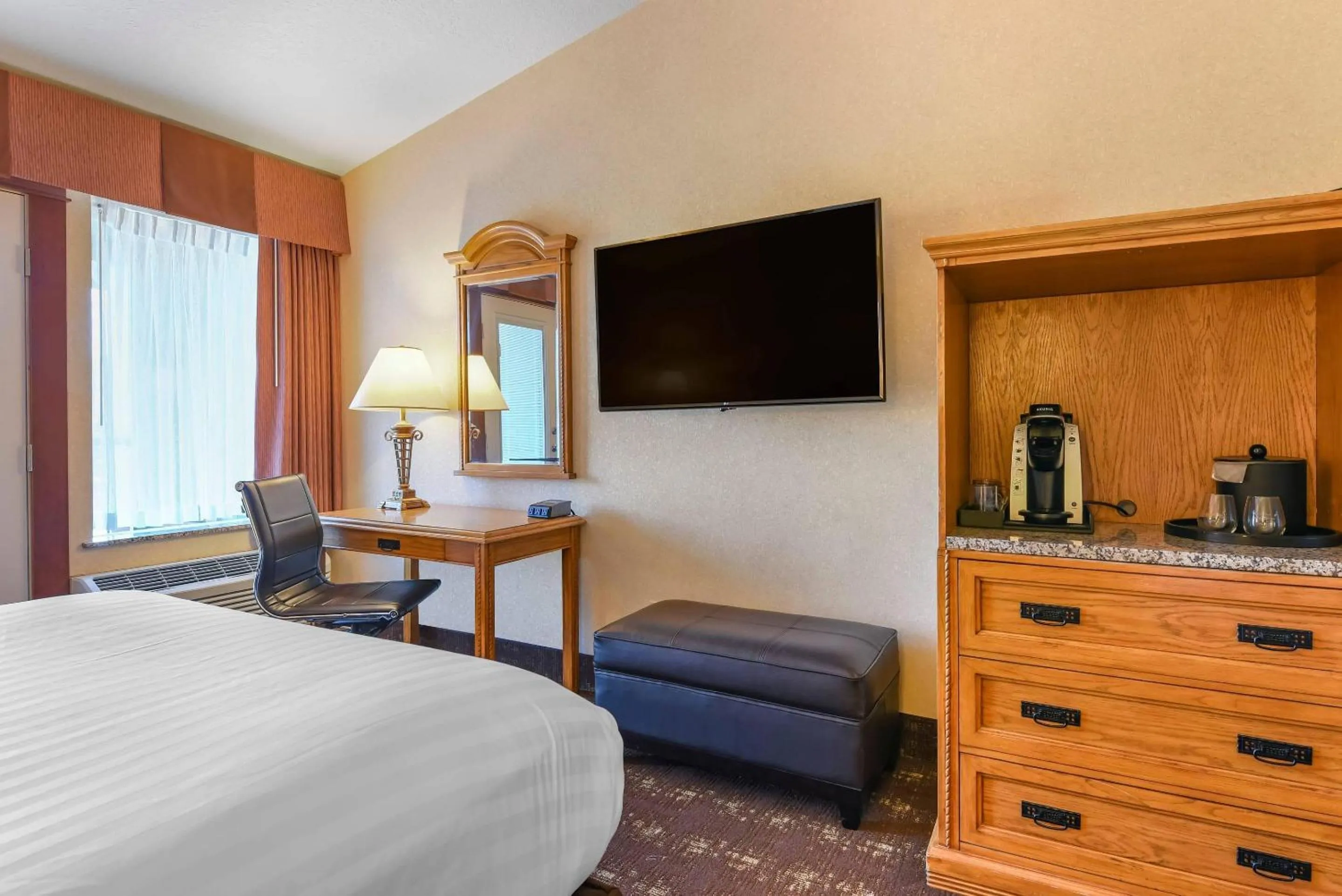 Bedroom, Bed in Kathryn Riverfront Inn, an Ascend Collection Hotel