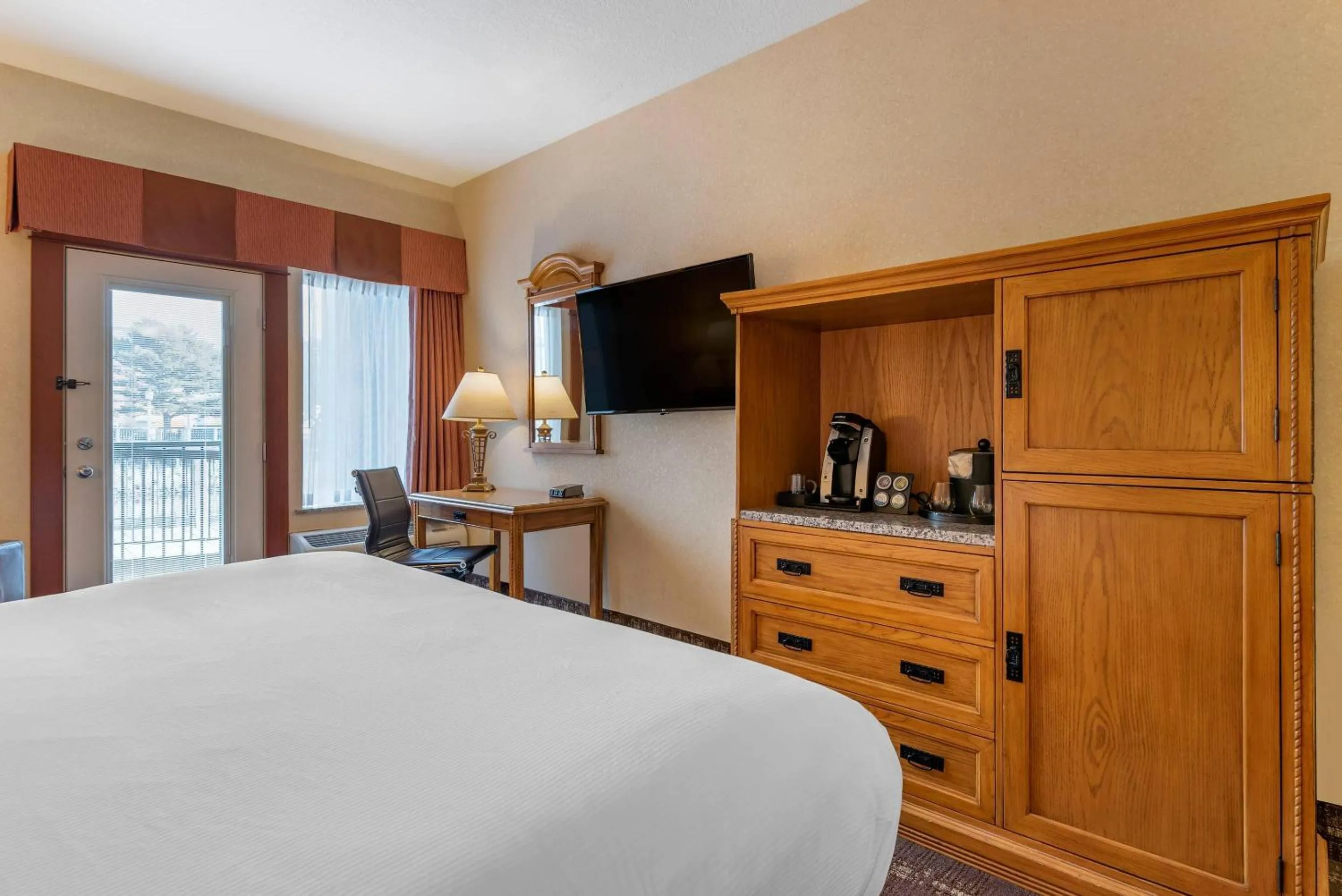 Bedroom, Bed in Kathryn Riverfront Inn, an Ascend Collection Hotel