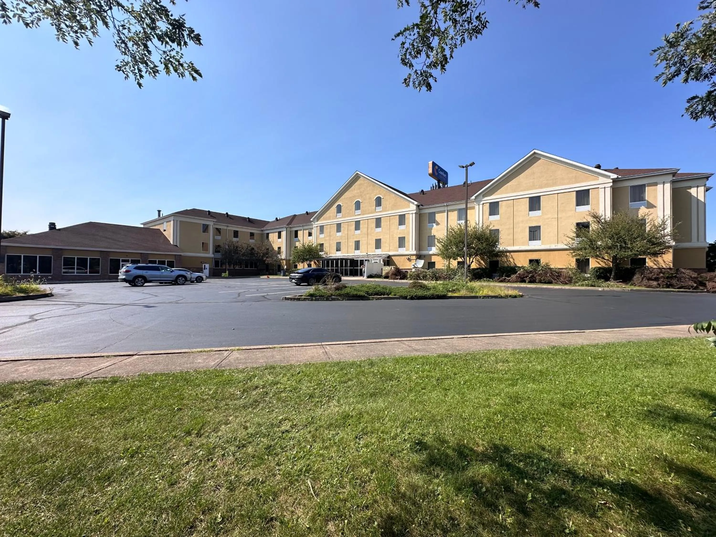 Property building in Comfort Suites Scranton near Montage Mountain