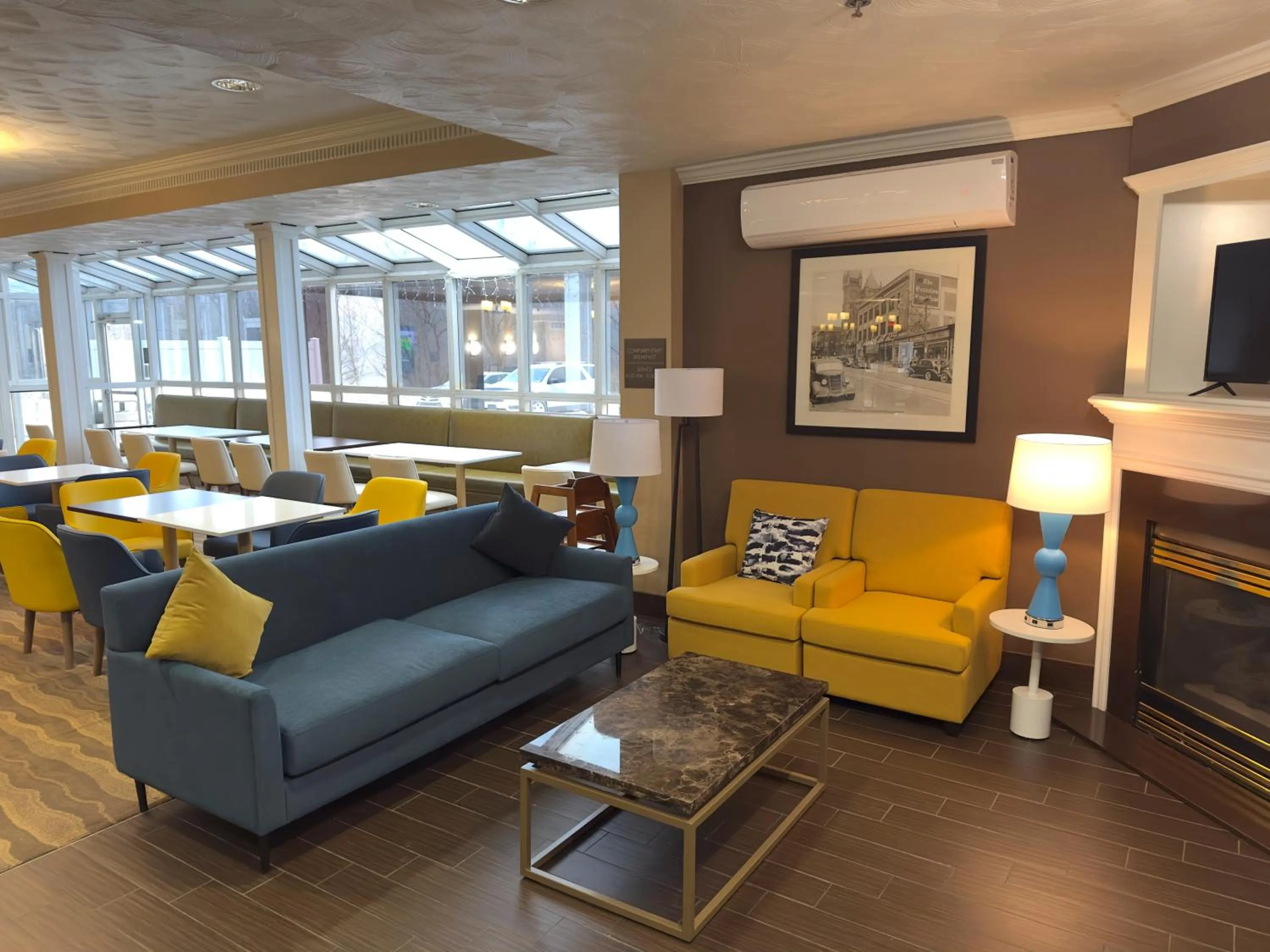 Seating area in Comfort Suites Scranton near Montage Mountain