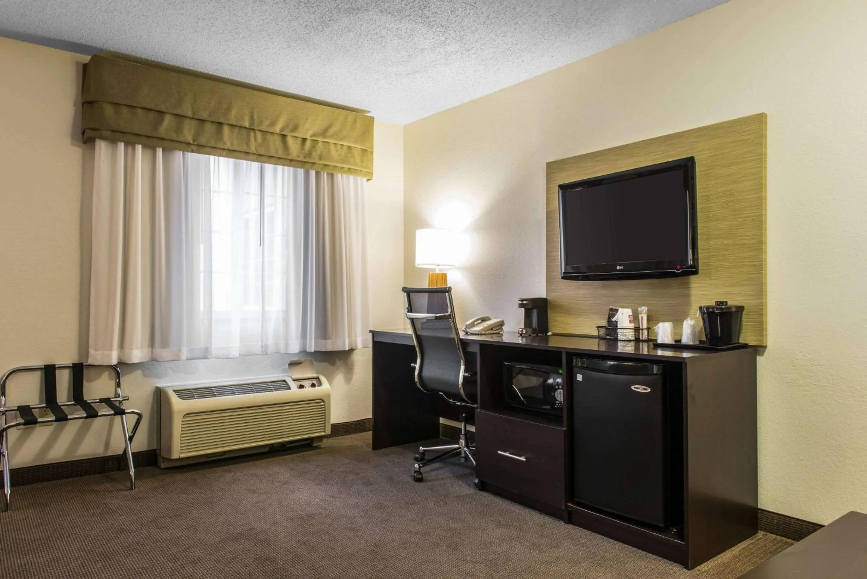 Bedroom, Bed in Sleep Inn & Suites Pittsburgh Airport