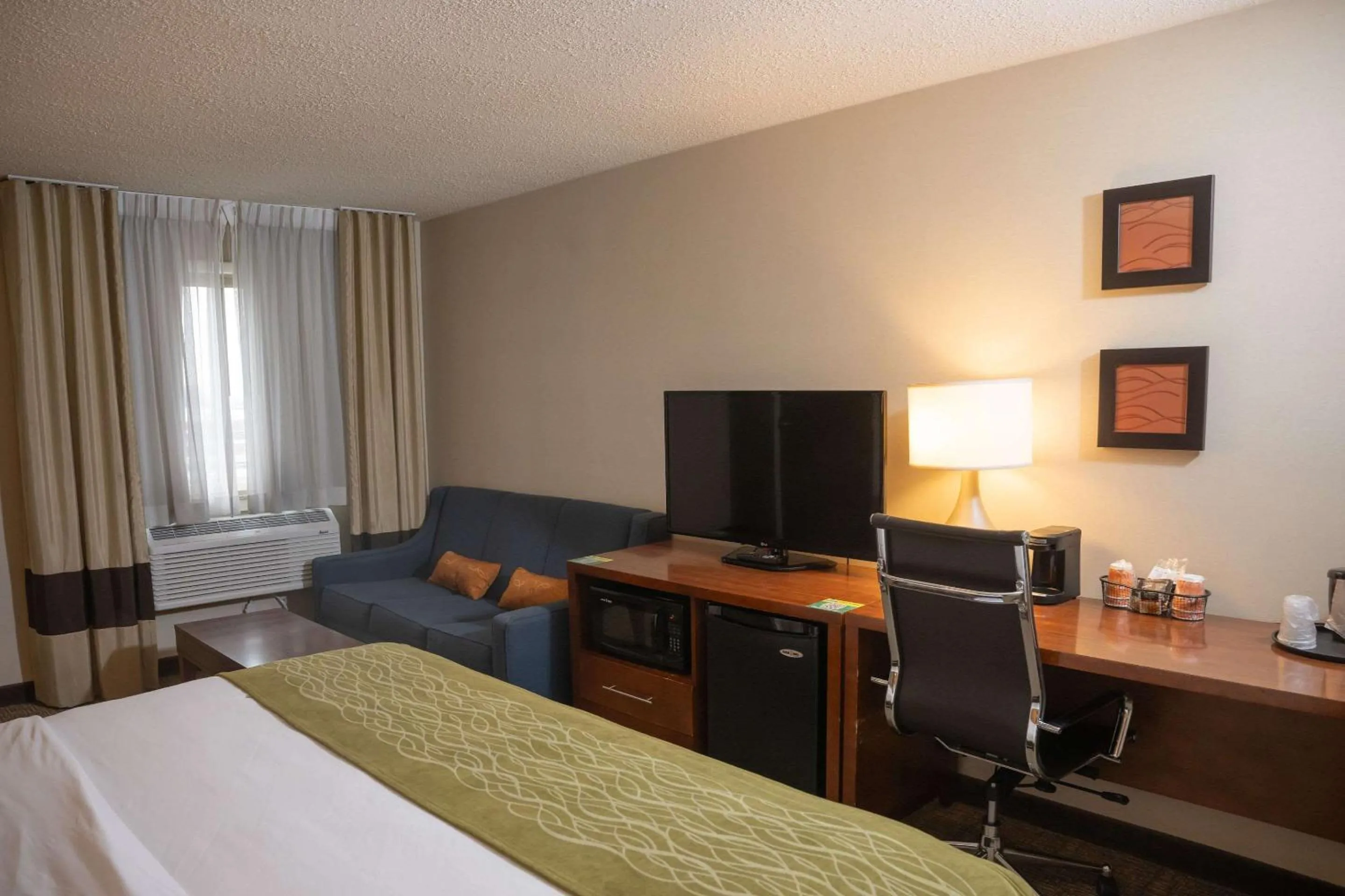 Bedroom, Bed in Comfort Inn & Suites Erie - Splash Lagoon Indoor Waterpark