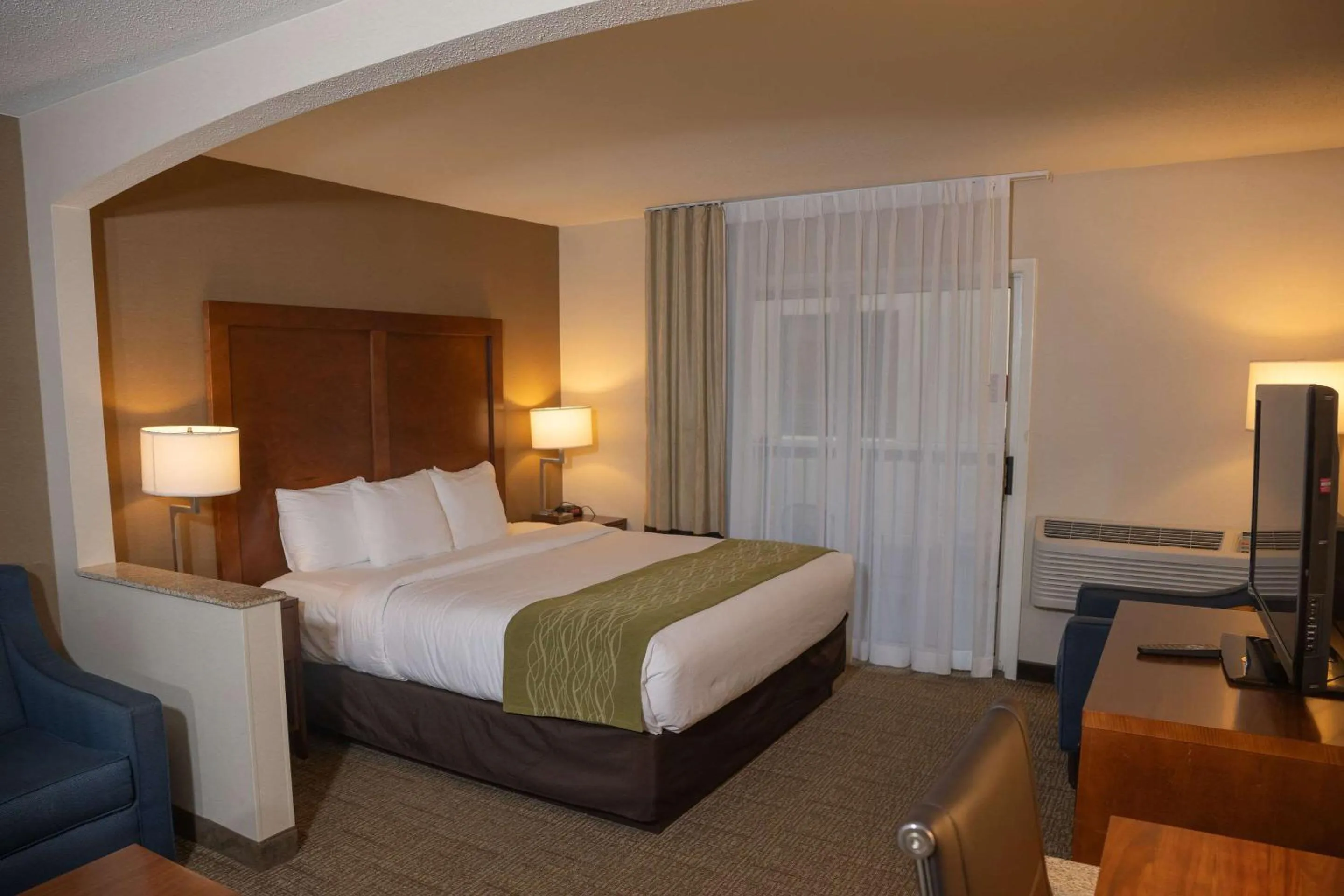 Bedroom, Bed in Comfort Inn & Suites Erie - Splash Lagoon Indoor Waterpark