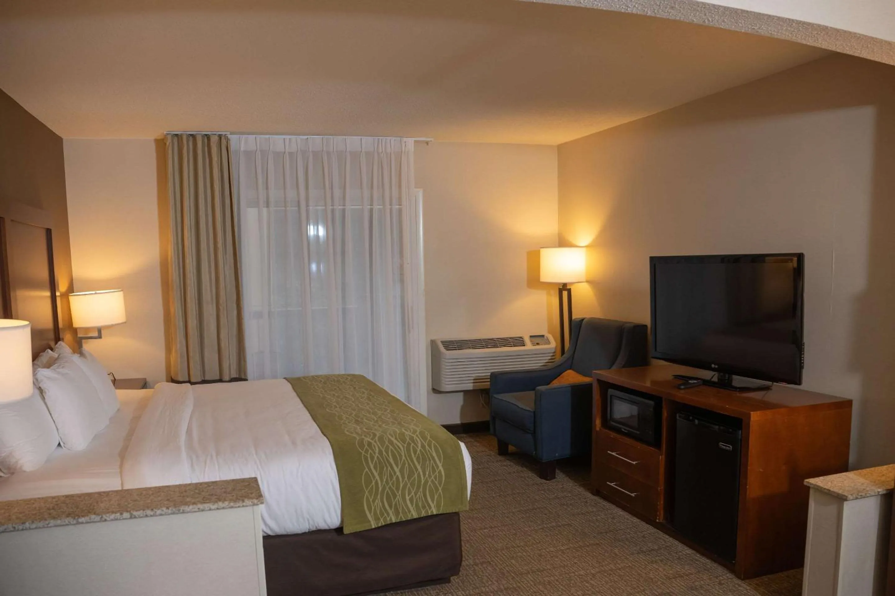 Bedroom, Bed in Comfort Inn & Suites Erie - Splash Lagoon Indoor Waterpark