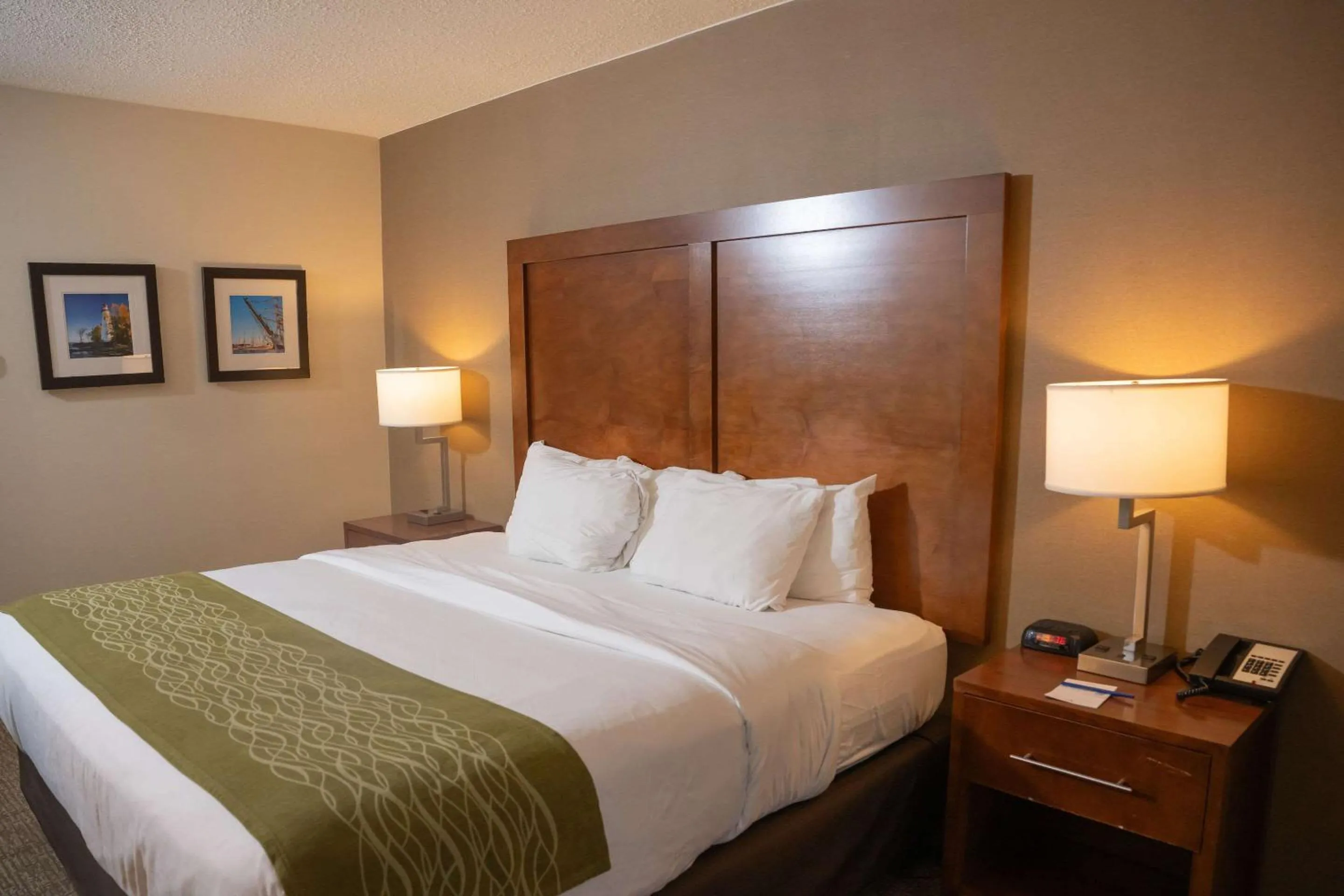 Bedroom, Bed in Comfort Inn & Suites Erie - Splash Lagoon Indoor Waterpark