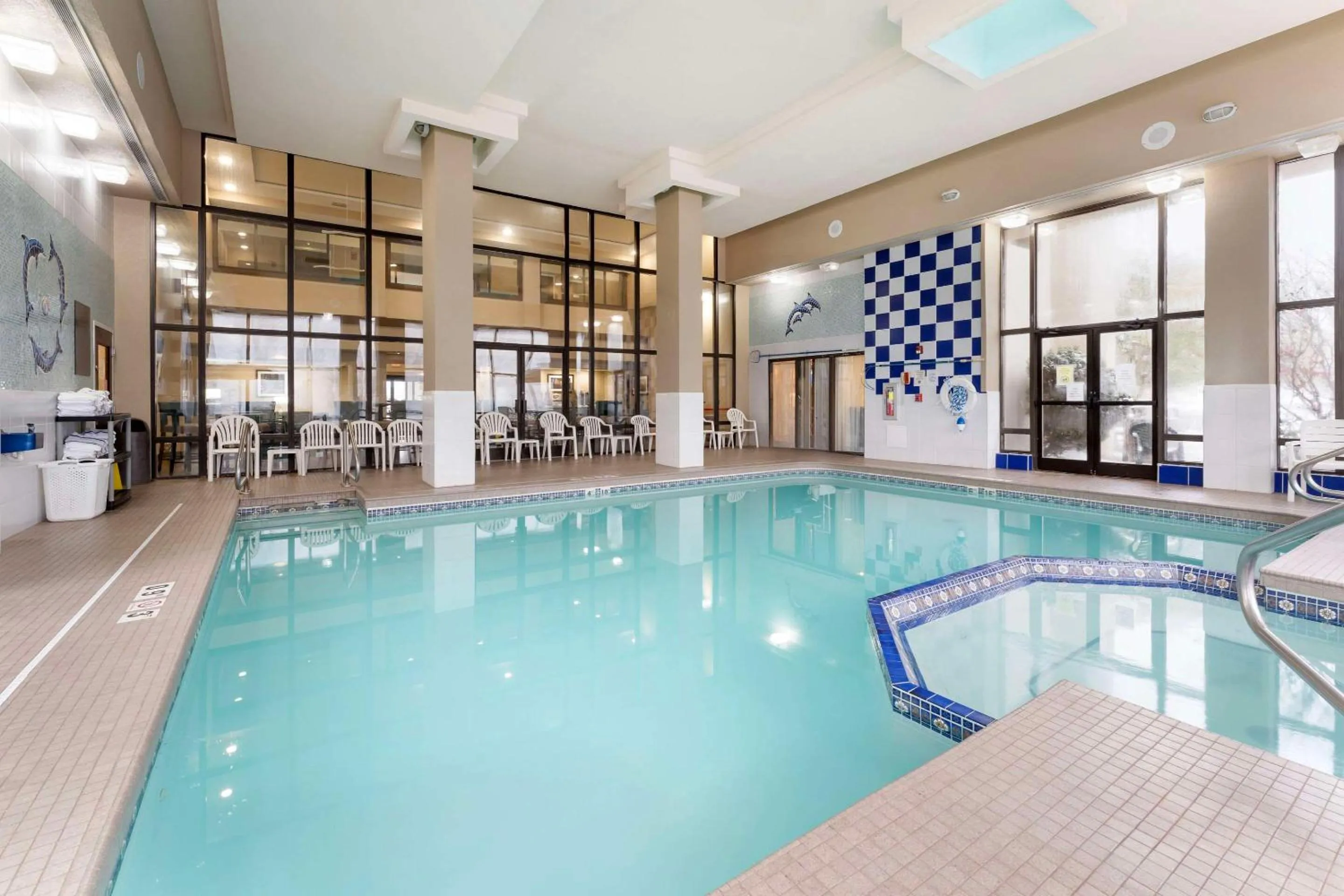 Swimming pool in Comfort Inn & Suites