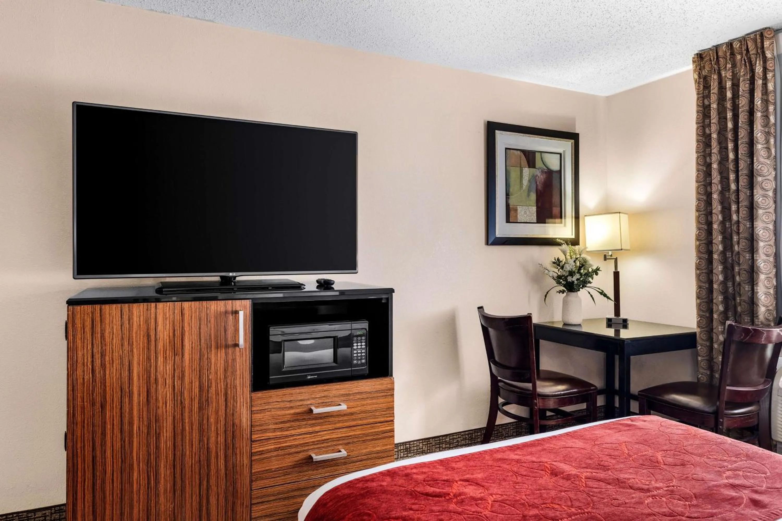 Bedroom in SureStay Plus by Best Western Reading North