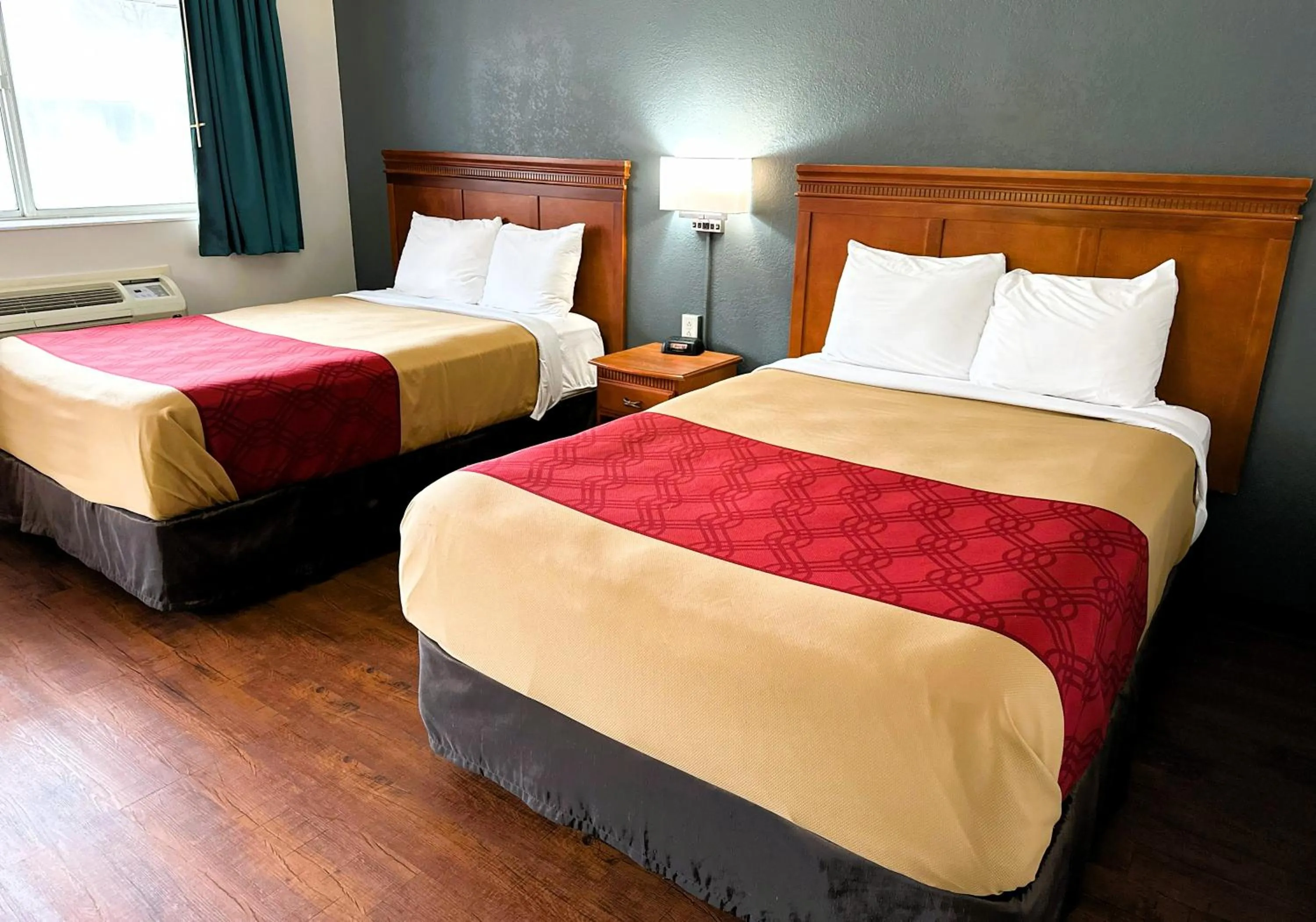 Bedroom, Bed in Econo Lodge Drums