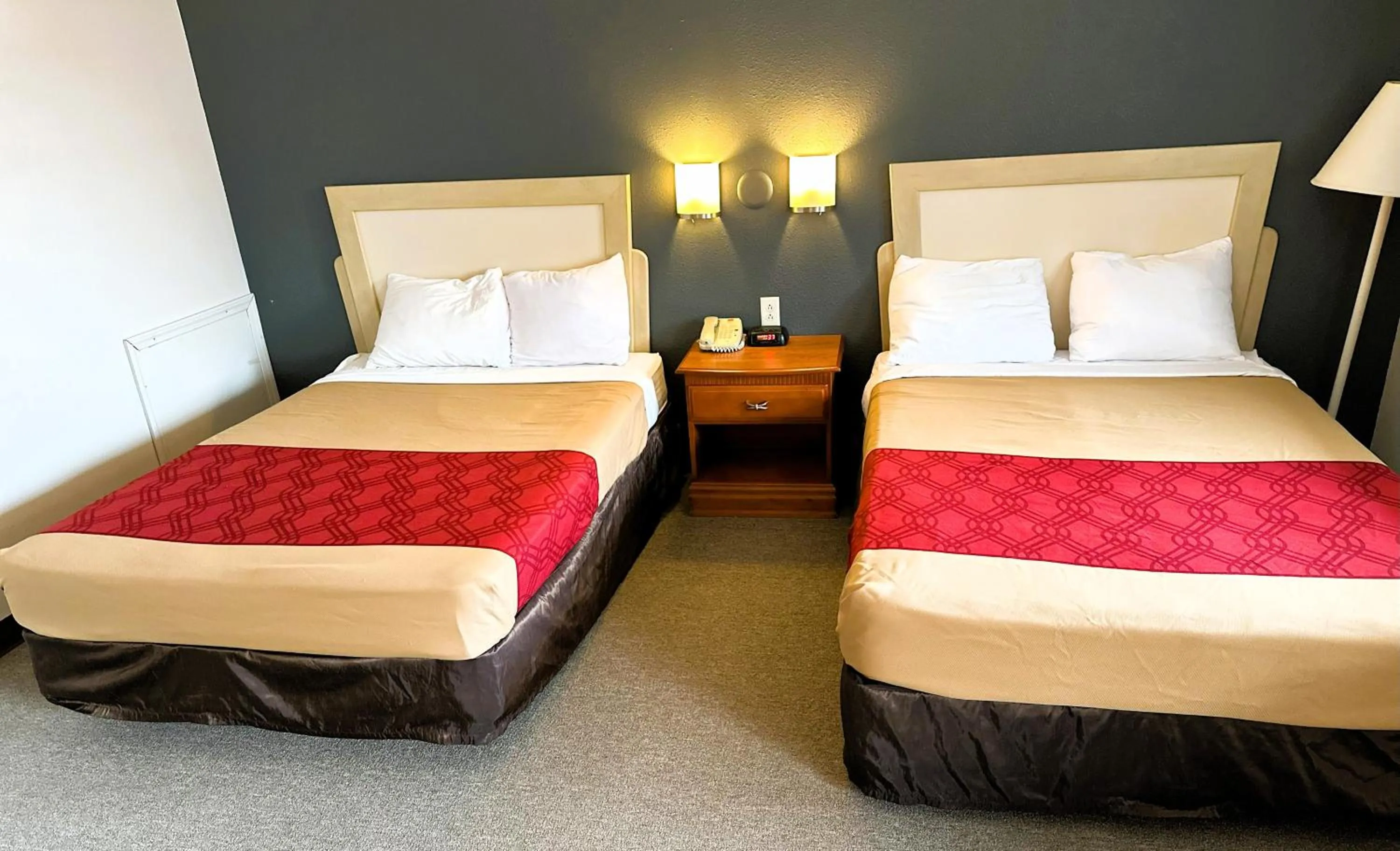 Bedroom, Bed in Econo Lodge Drums