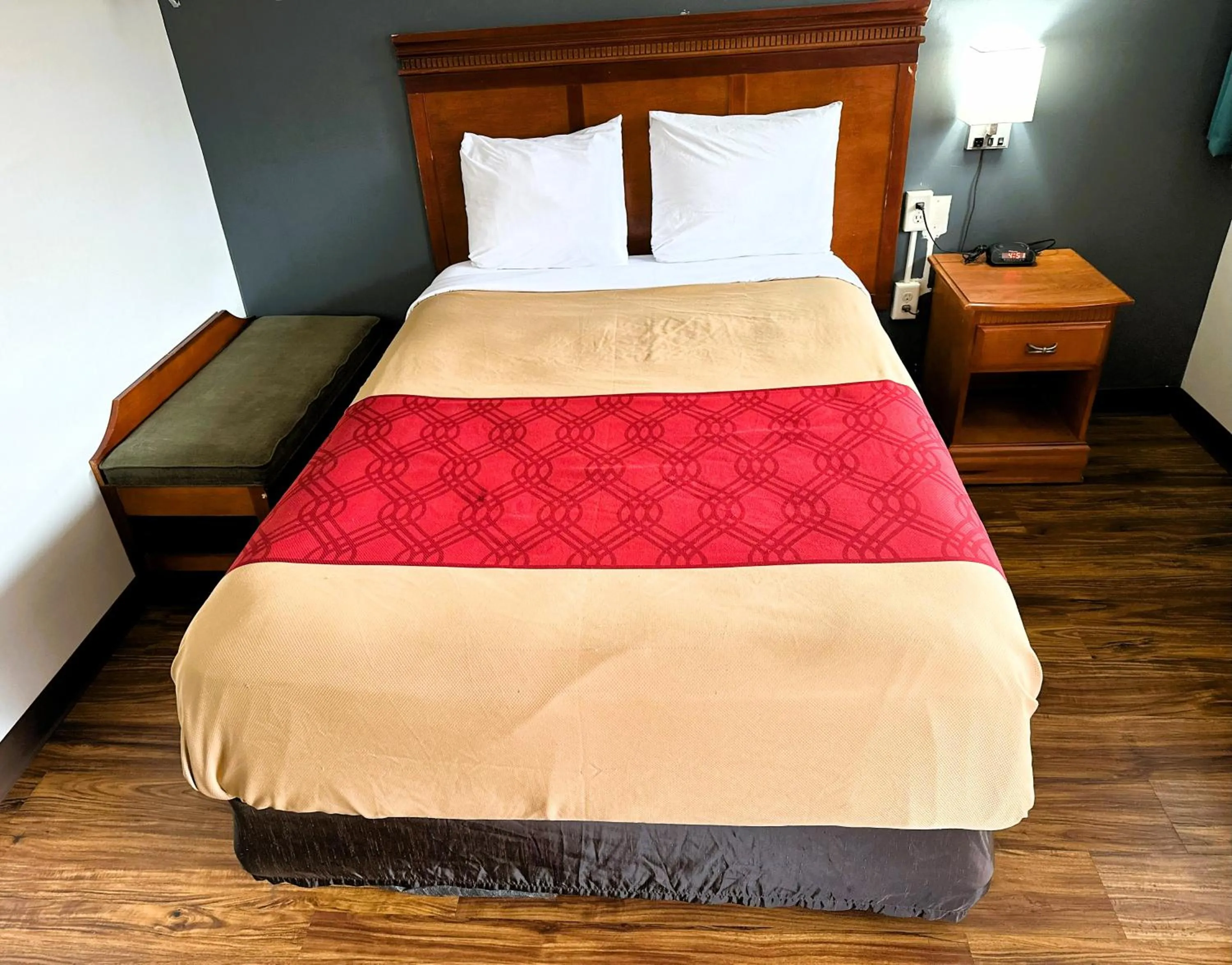 Bedroom, Bed in Econo Lodge Drums