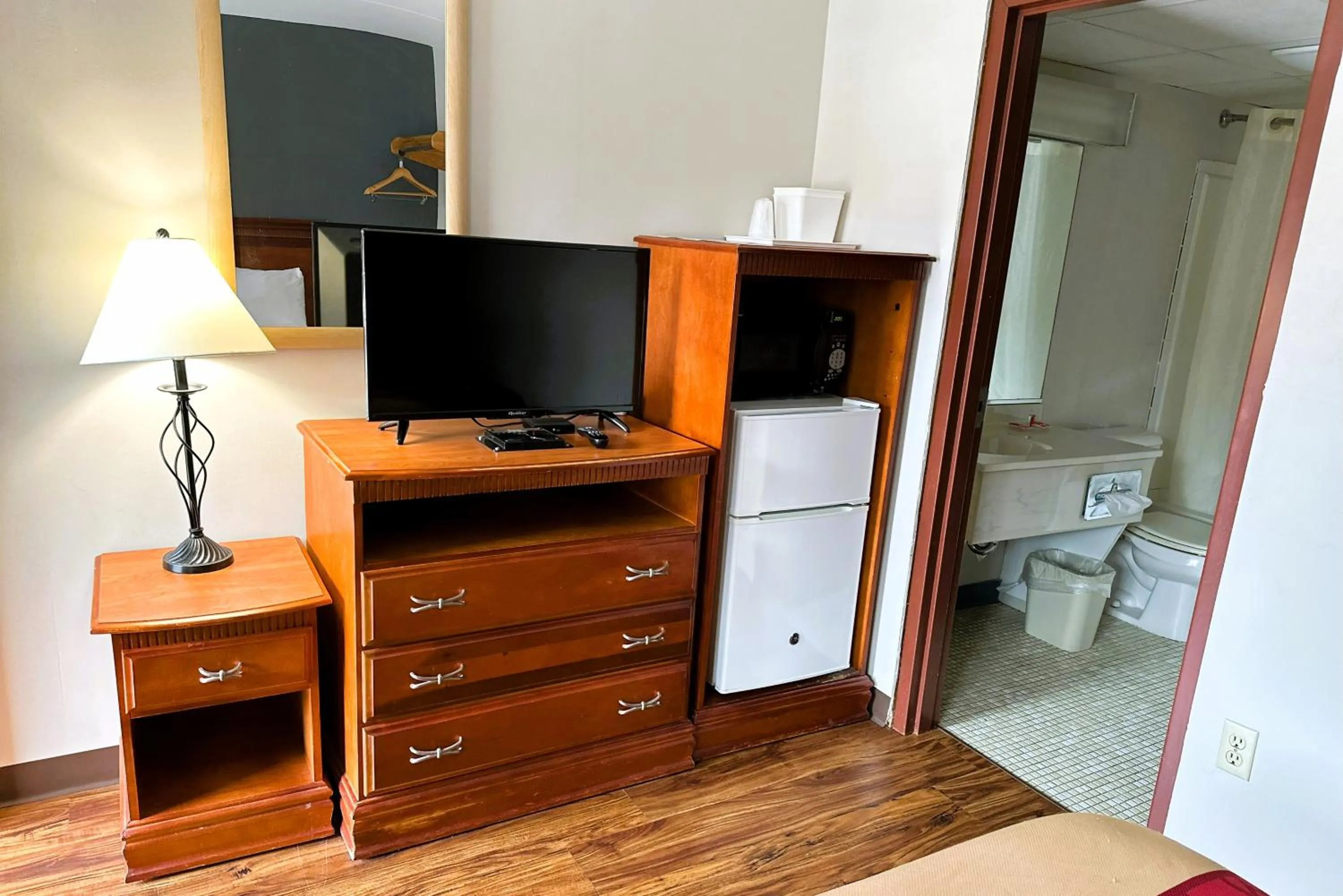 TV and multimedia in Econo Lodge Drums