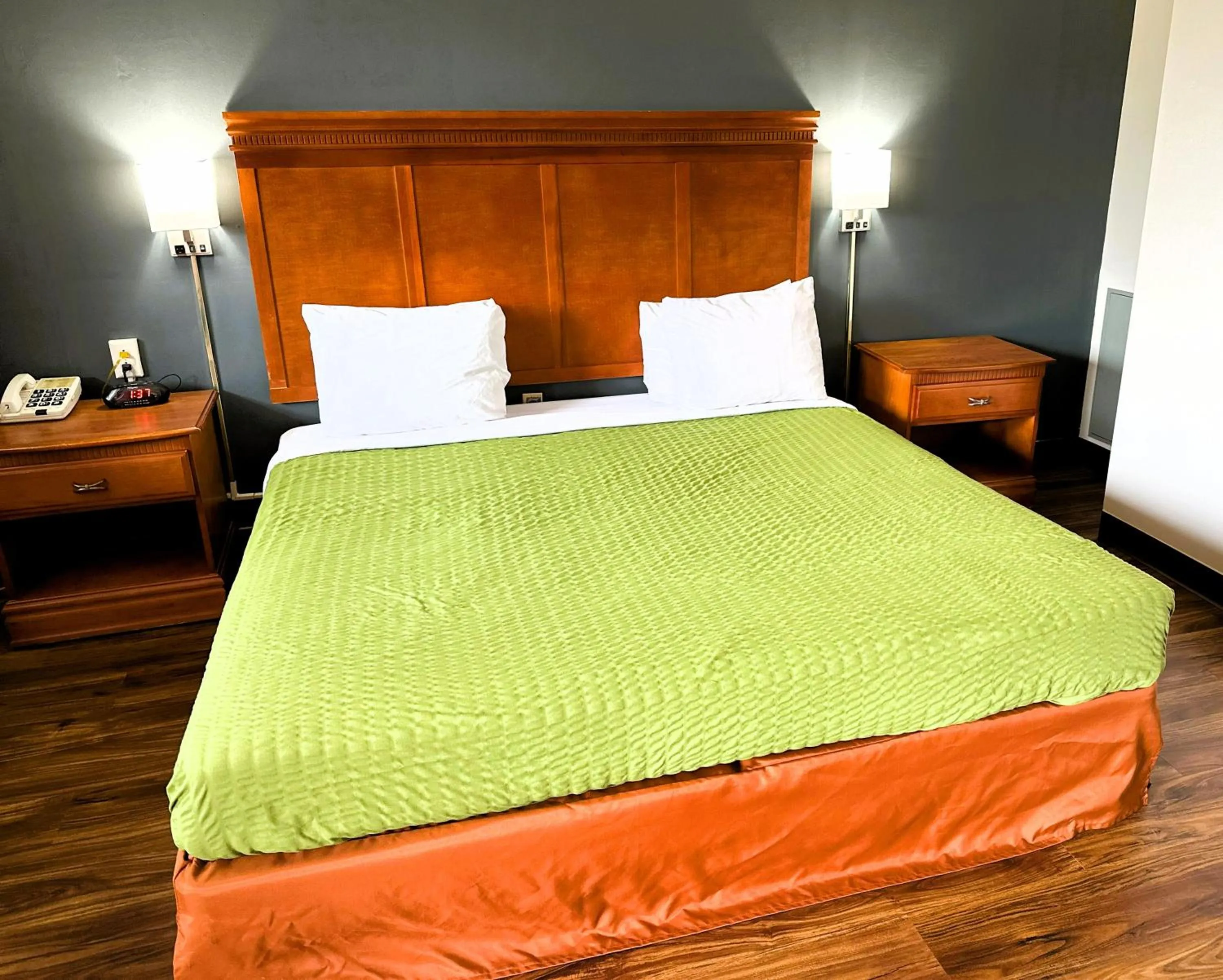 Bedroom, Bed in Econo Lodge Drums