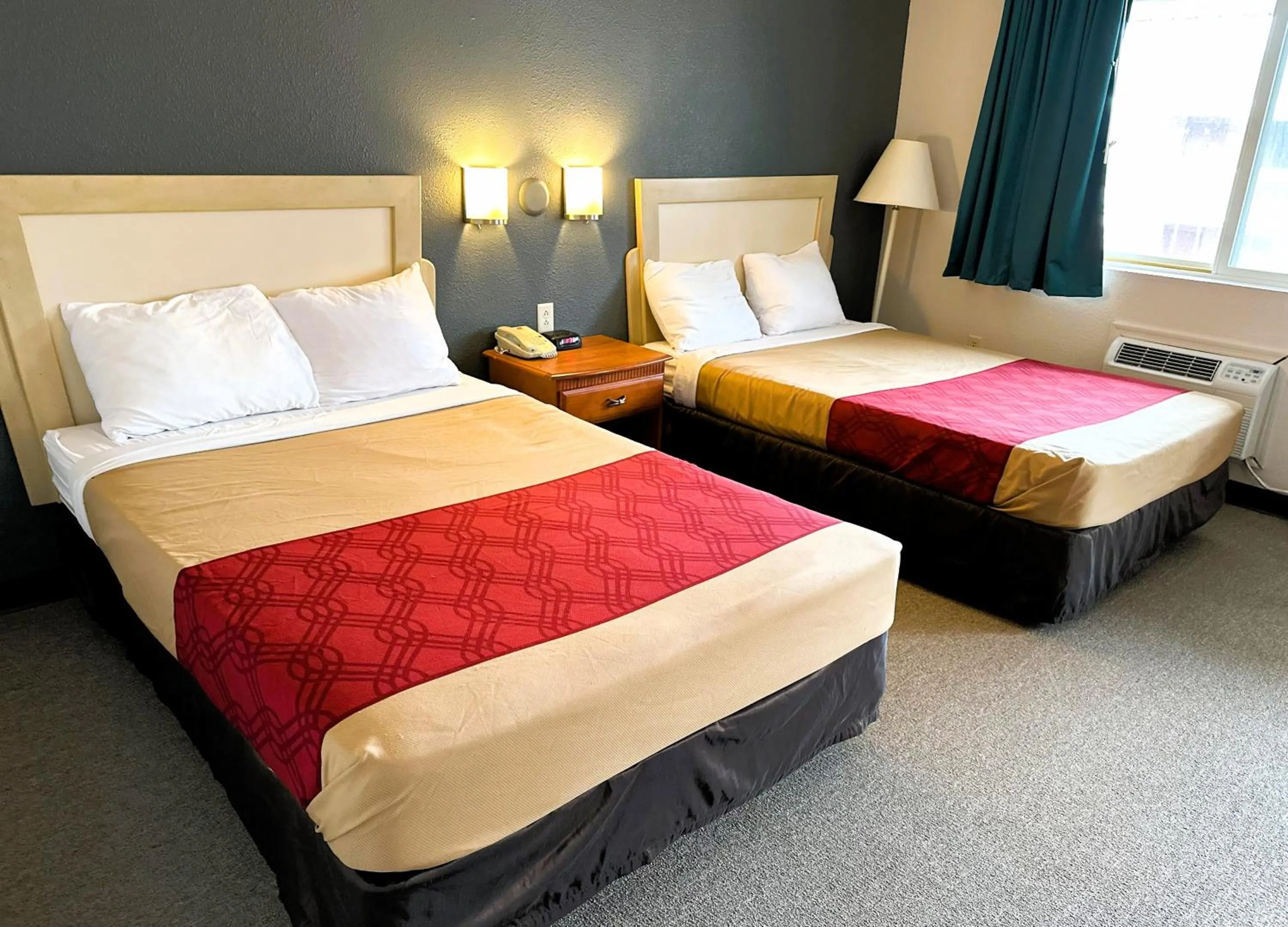 Bedroom, Bed in Econo Lodge Drums