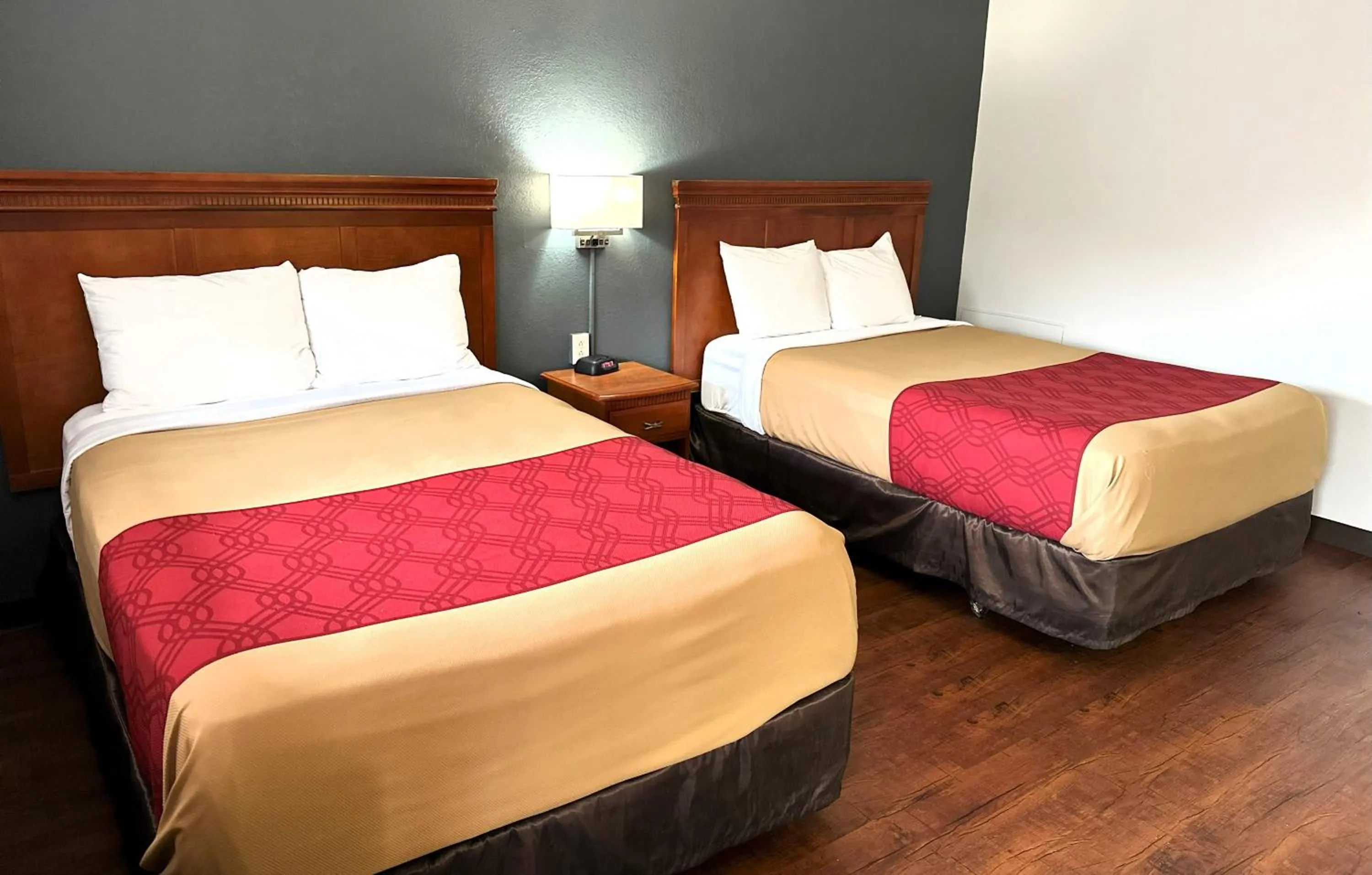 Bedroom, Bed in Econo Lodge Drums