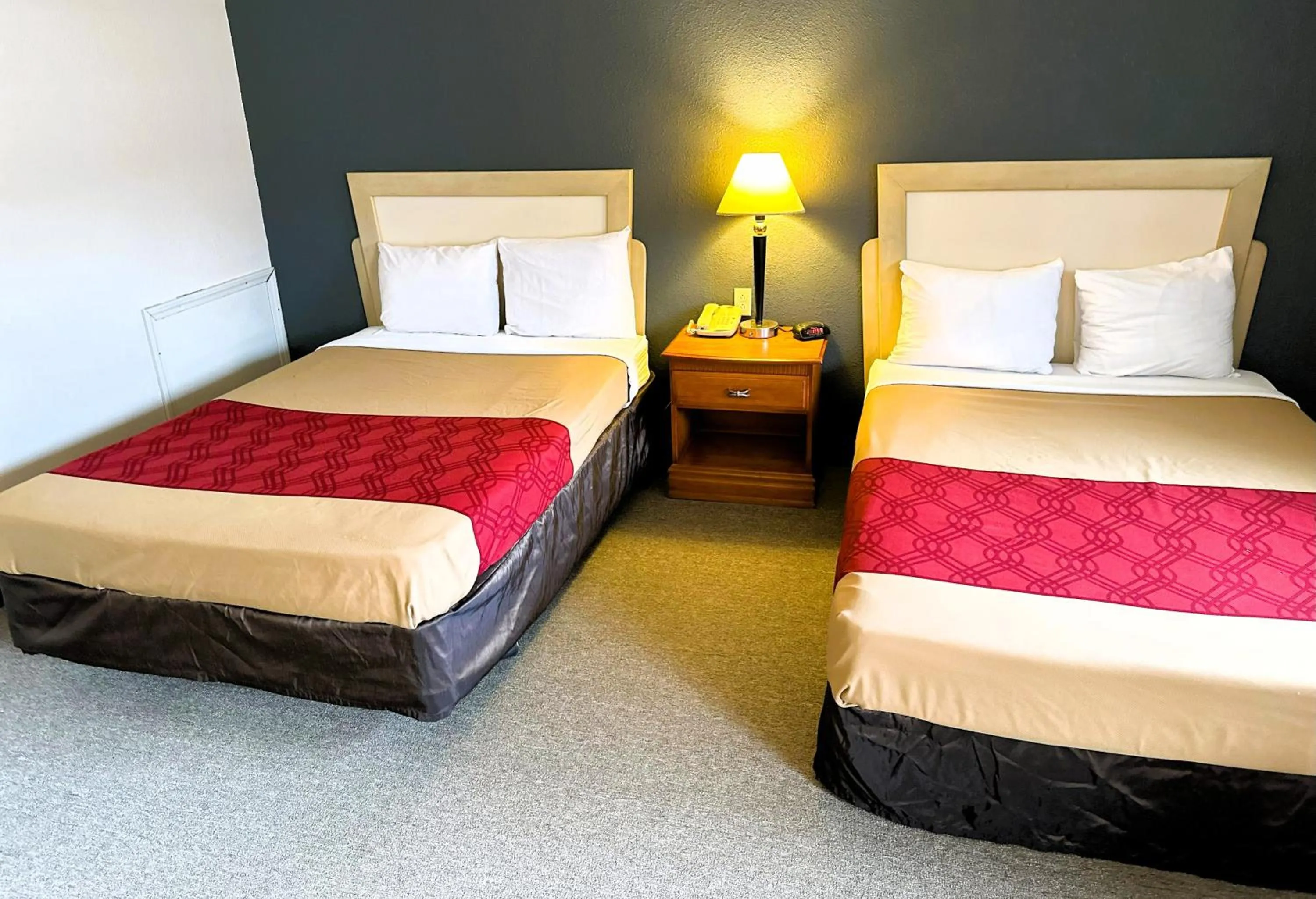 Bedroom, Bed in Econo Lodge Drums