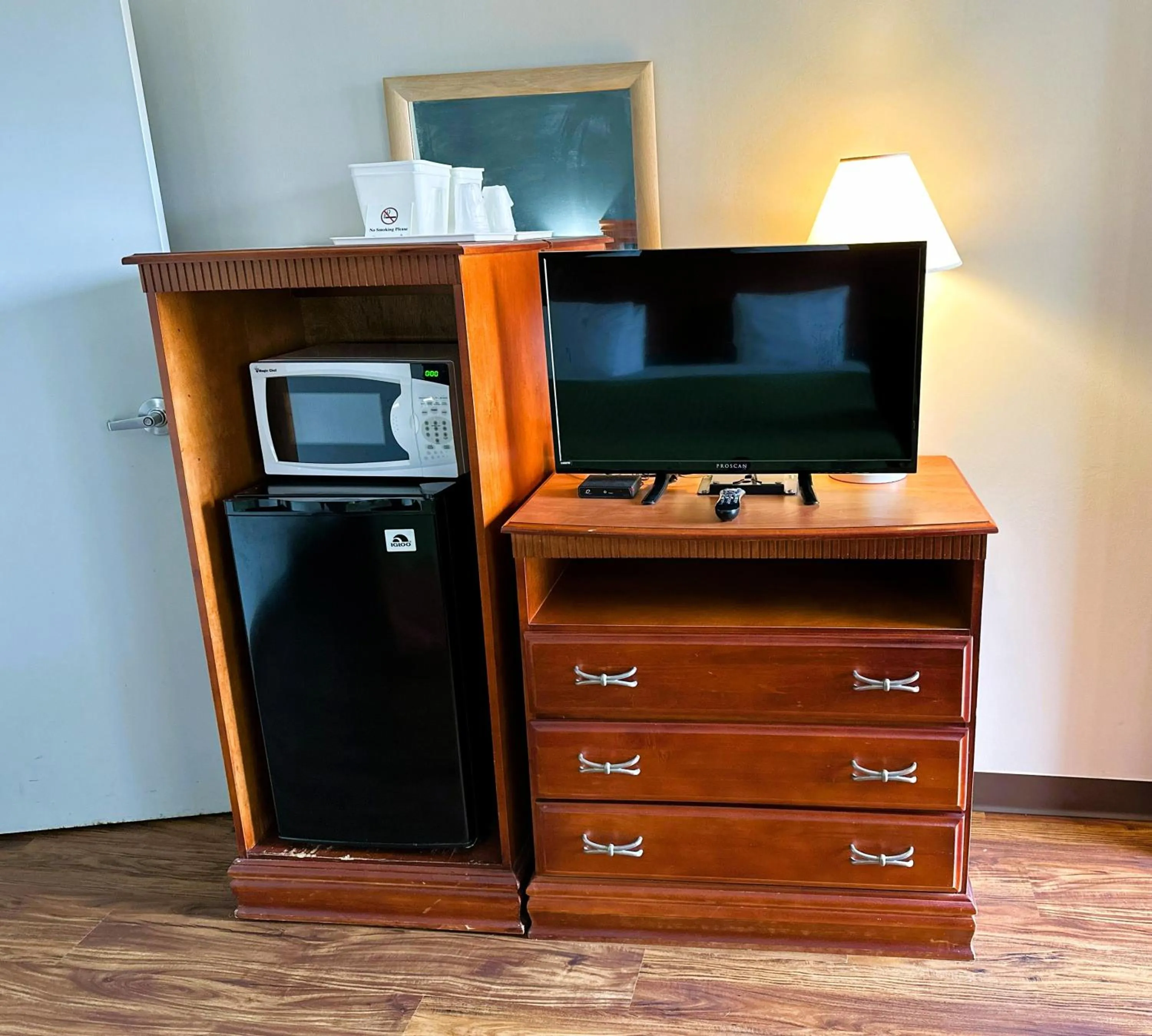 TV and multimedia in Econo Lodge Drums