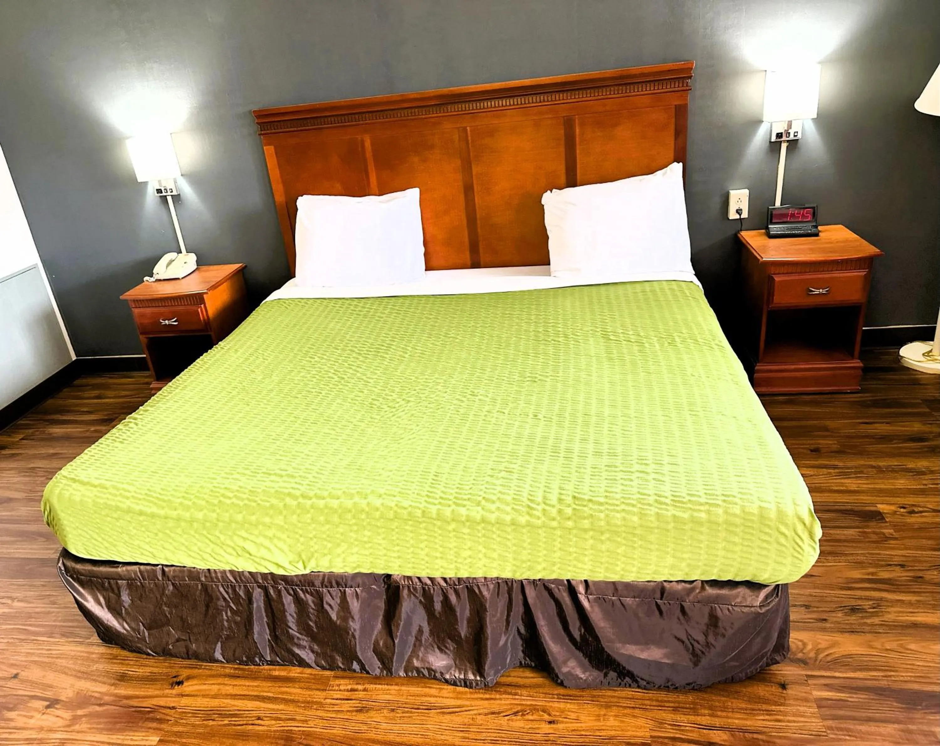 Bedroom, Bed in Econo Lodge Drums