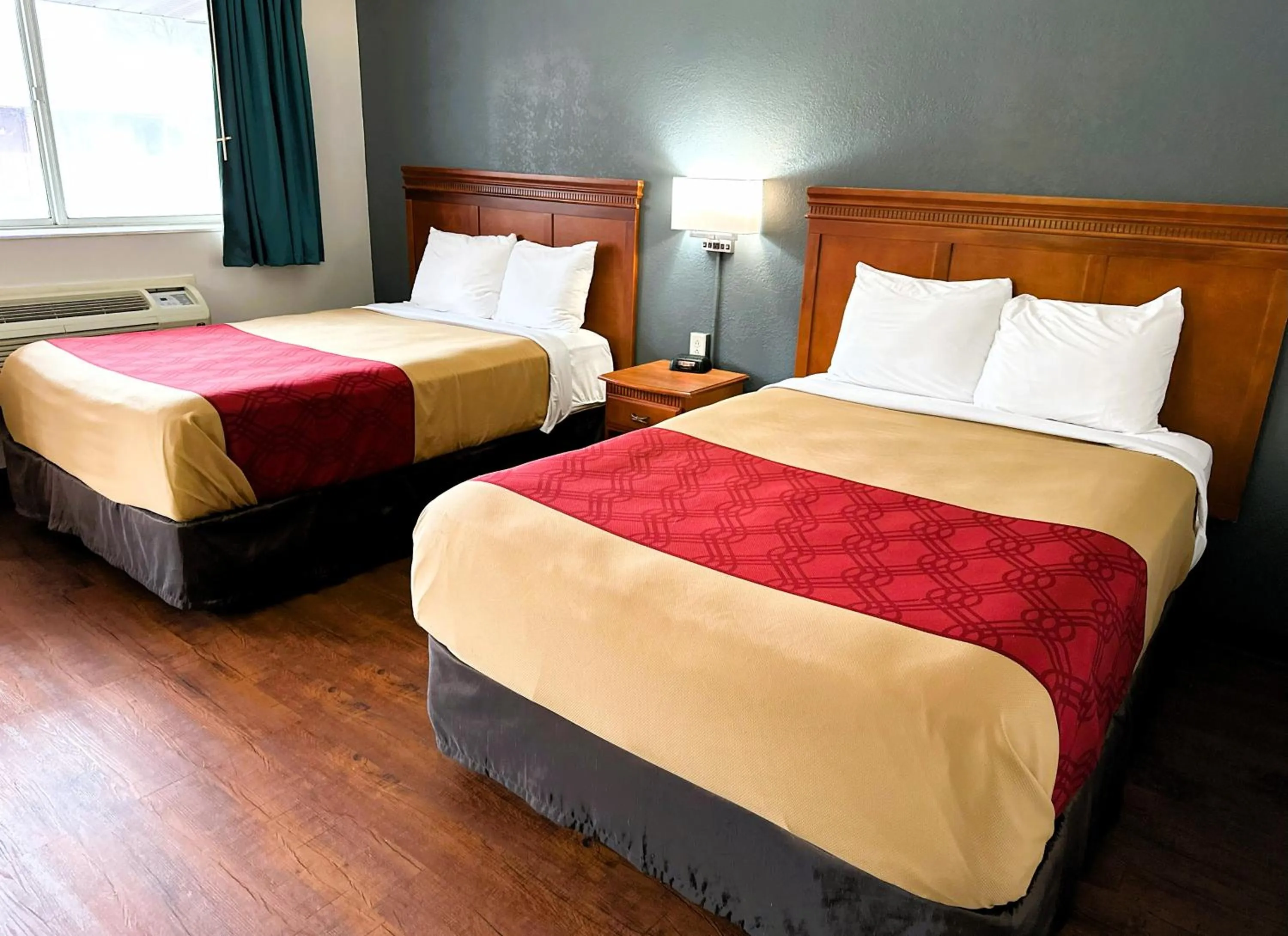 Bedroom, Bed in Econo Lodge Drums