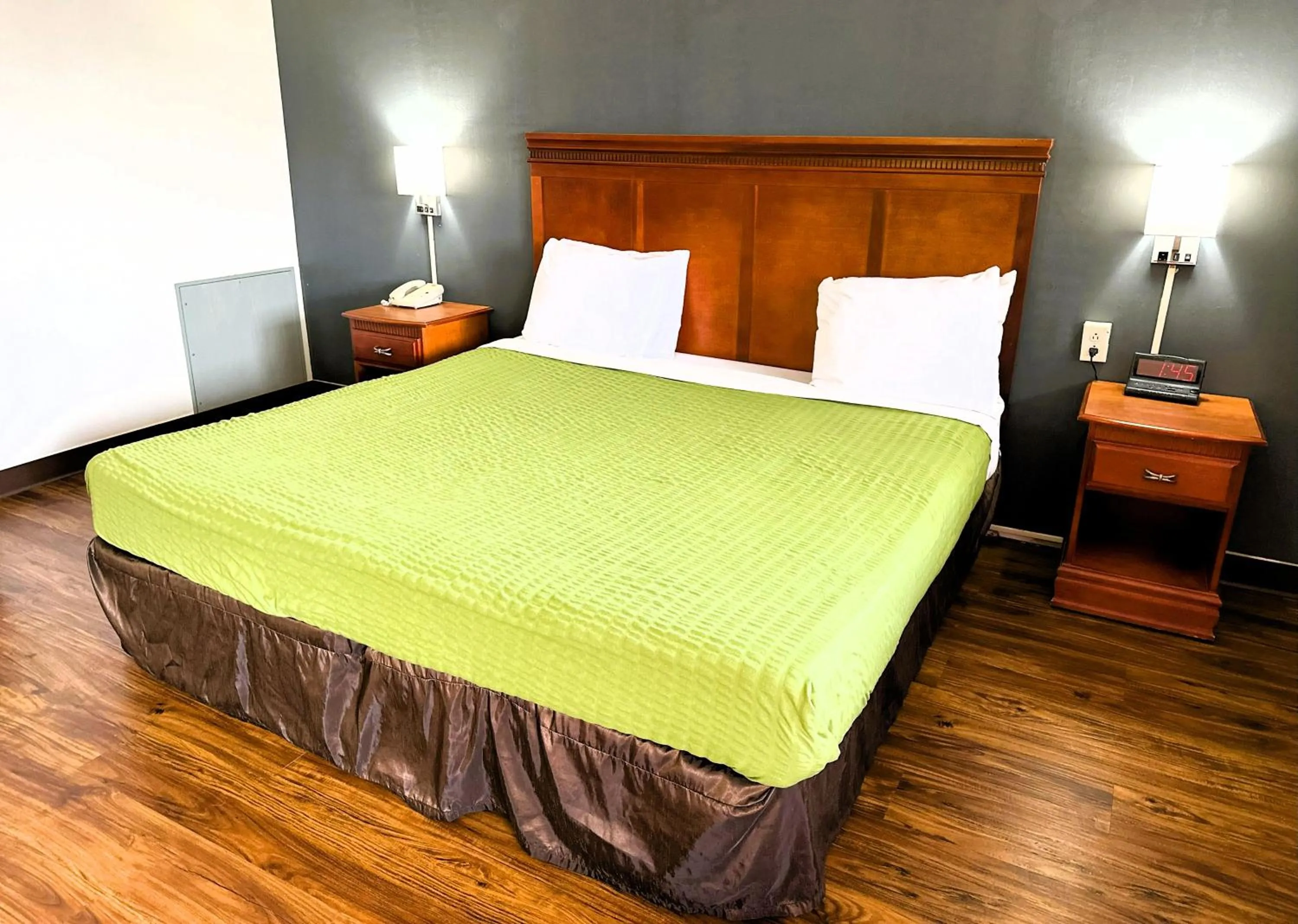 Bedroom, Bed in Econo Lodge Drums