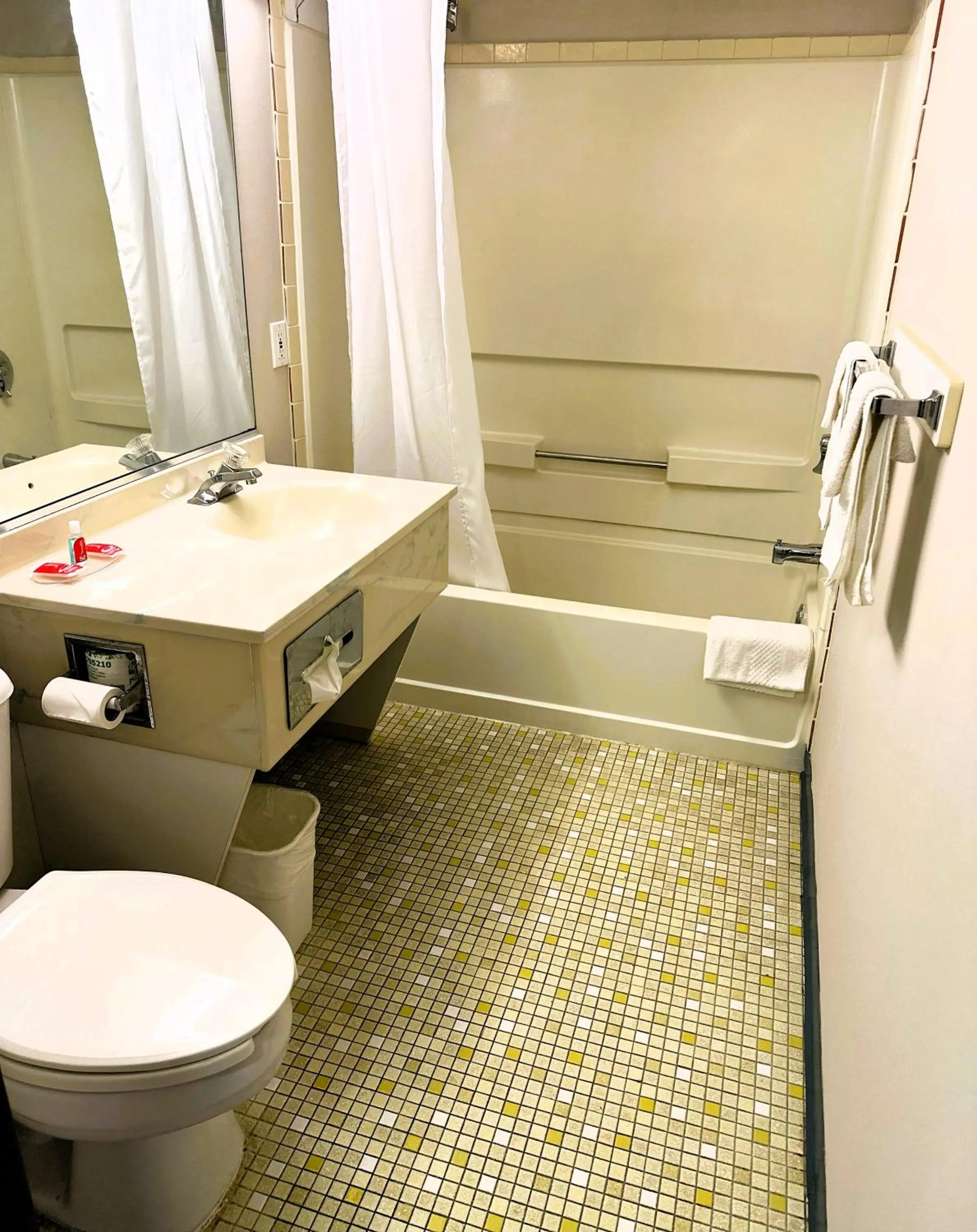 Bathroom in Econo Lodge Drums