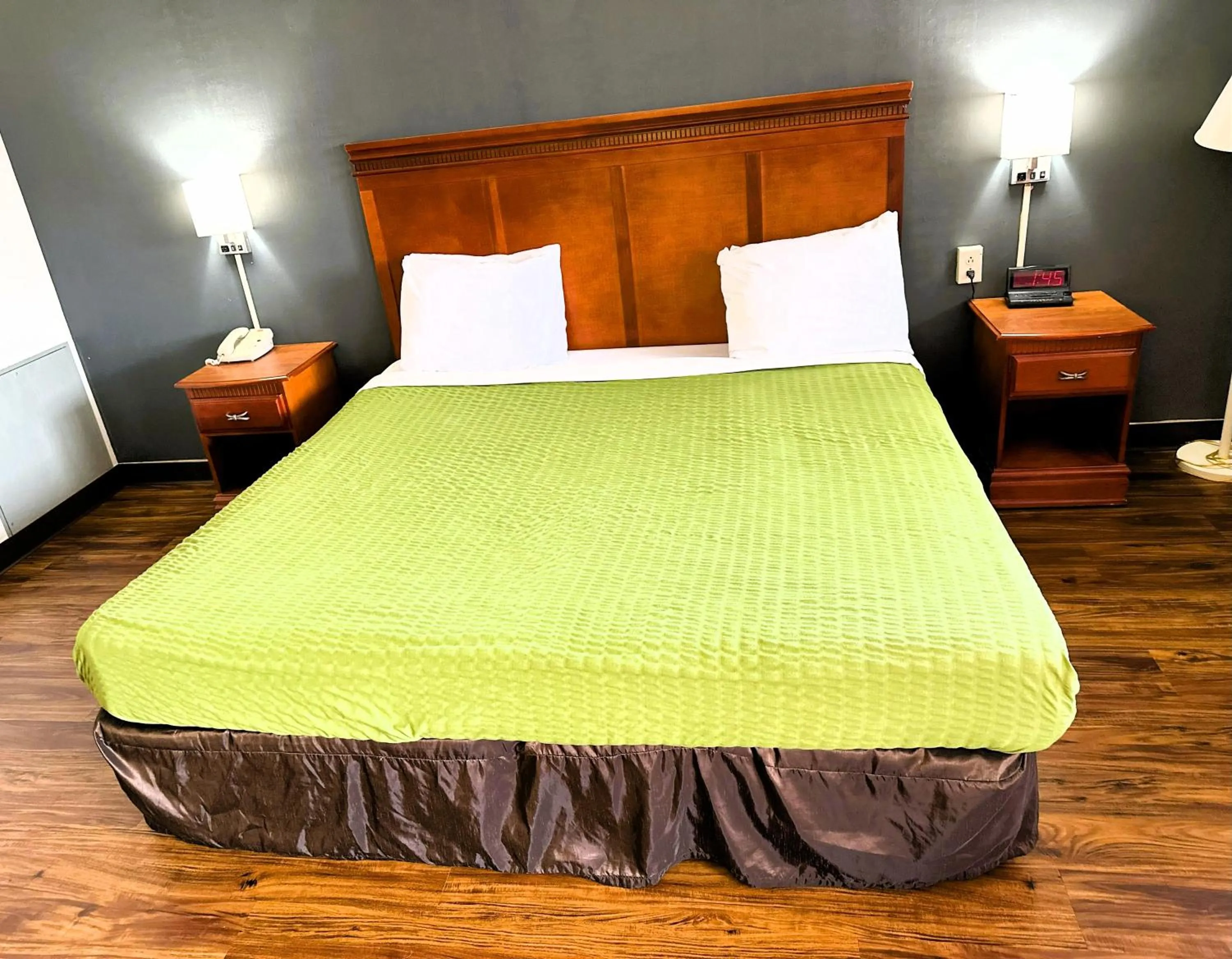 Bedroom, Bed in Econo Lodge Drums