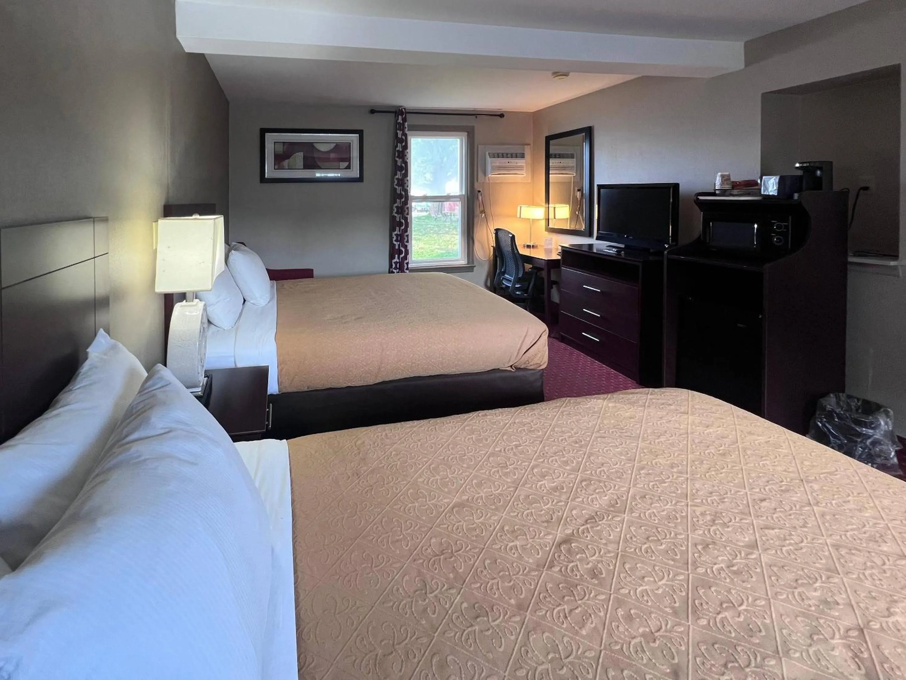 Bedroom, Bed in Rodeway Inn & Suites Hershey Chocolate Avenue