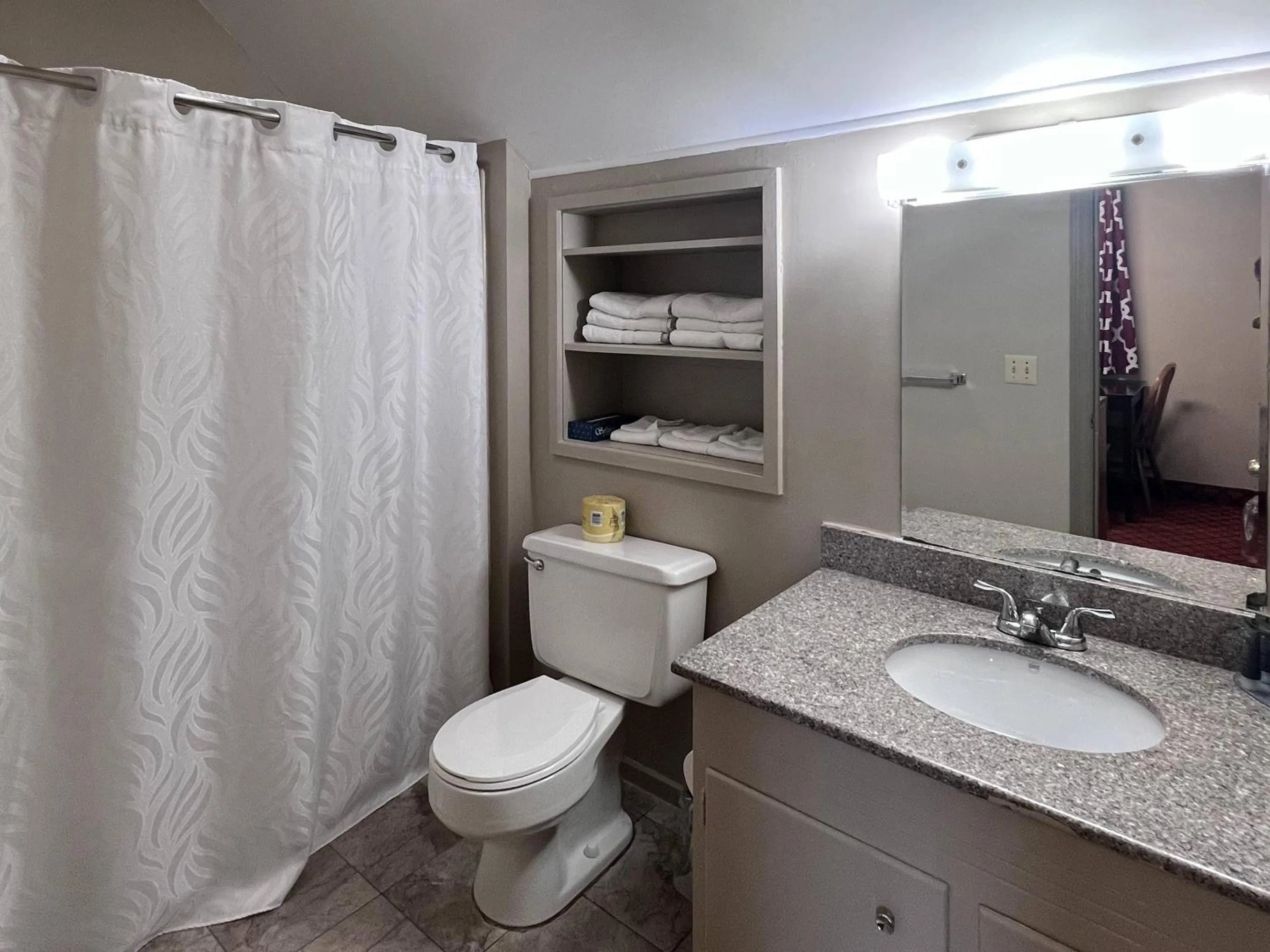 Bedroom in Rodeway Inn & Suites Hershey Chocolate Avenue