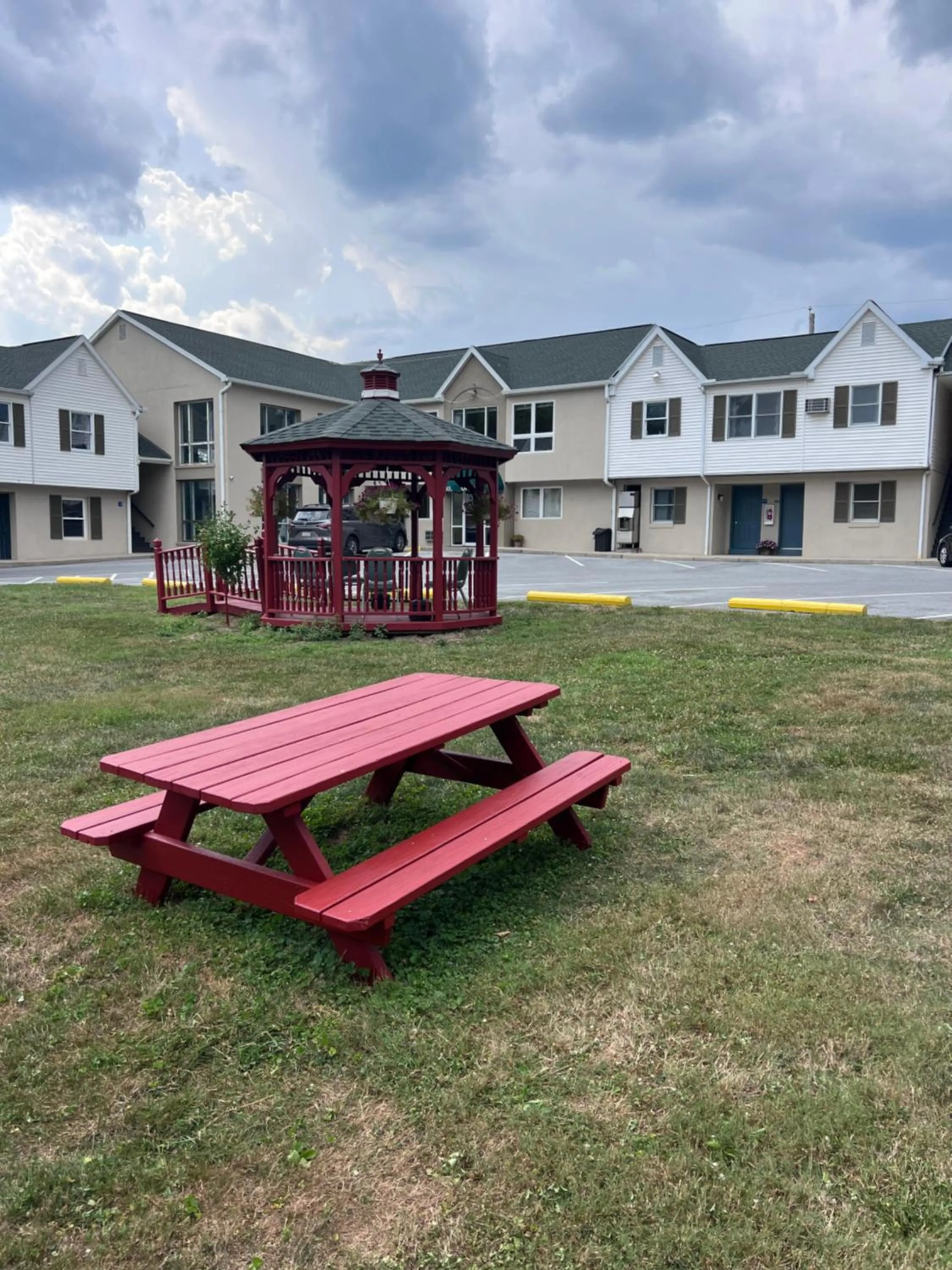 Property building in Rodeway Inn & Suites Hershey Chocolate Avenue