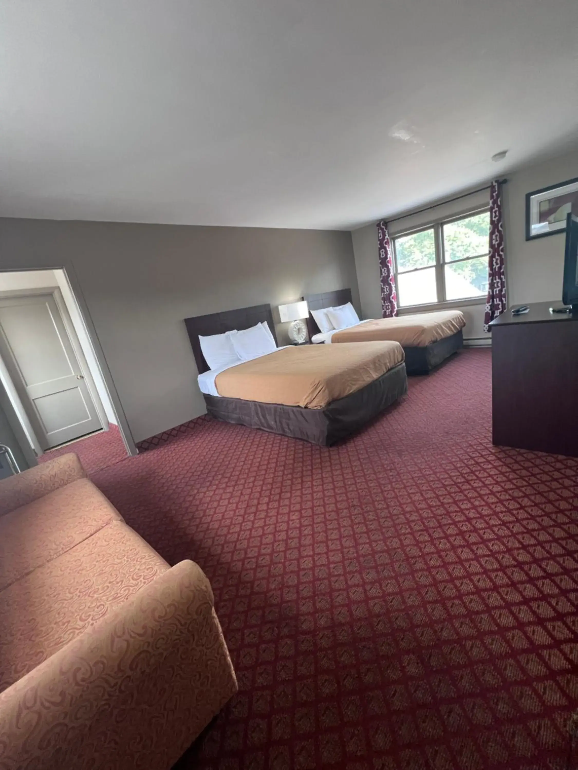 King Suite with One King Bed and Two Double Beds - Non Smoking in Rodeway Inn & Suites Hershey Chocolate Avenue King Suite with One King Bed and Two Double Beds - Non Smoking in Rodeway Inn & Suites Hershey Chocolate Avenue