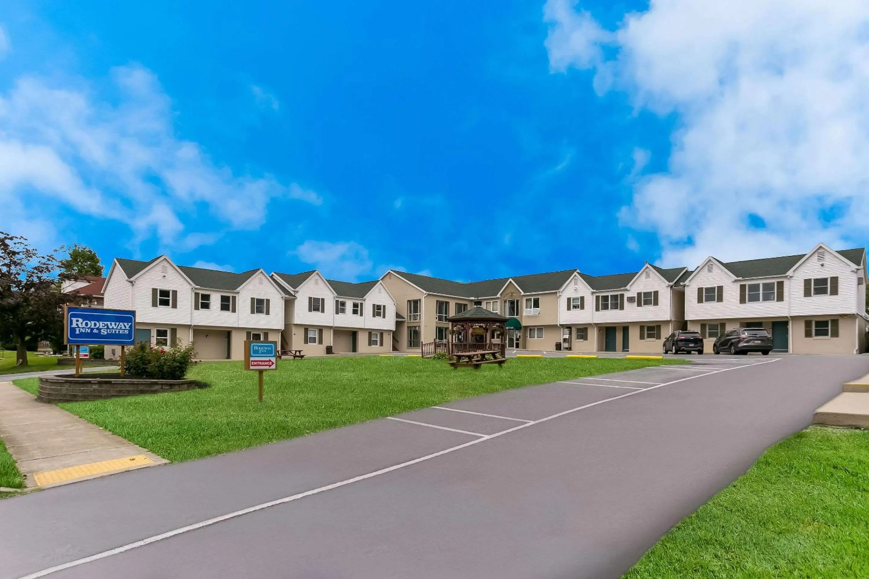 Property building in Rodeway Inn & Suites Hershey Chocolate Avenue