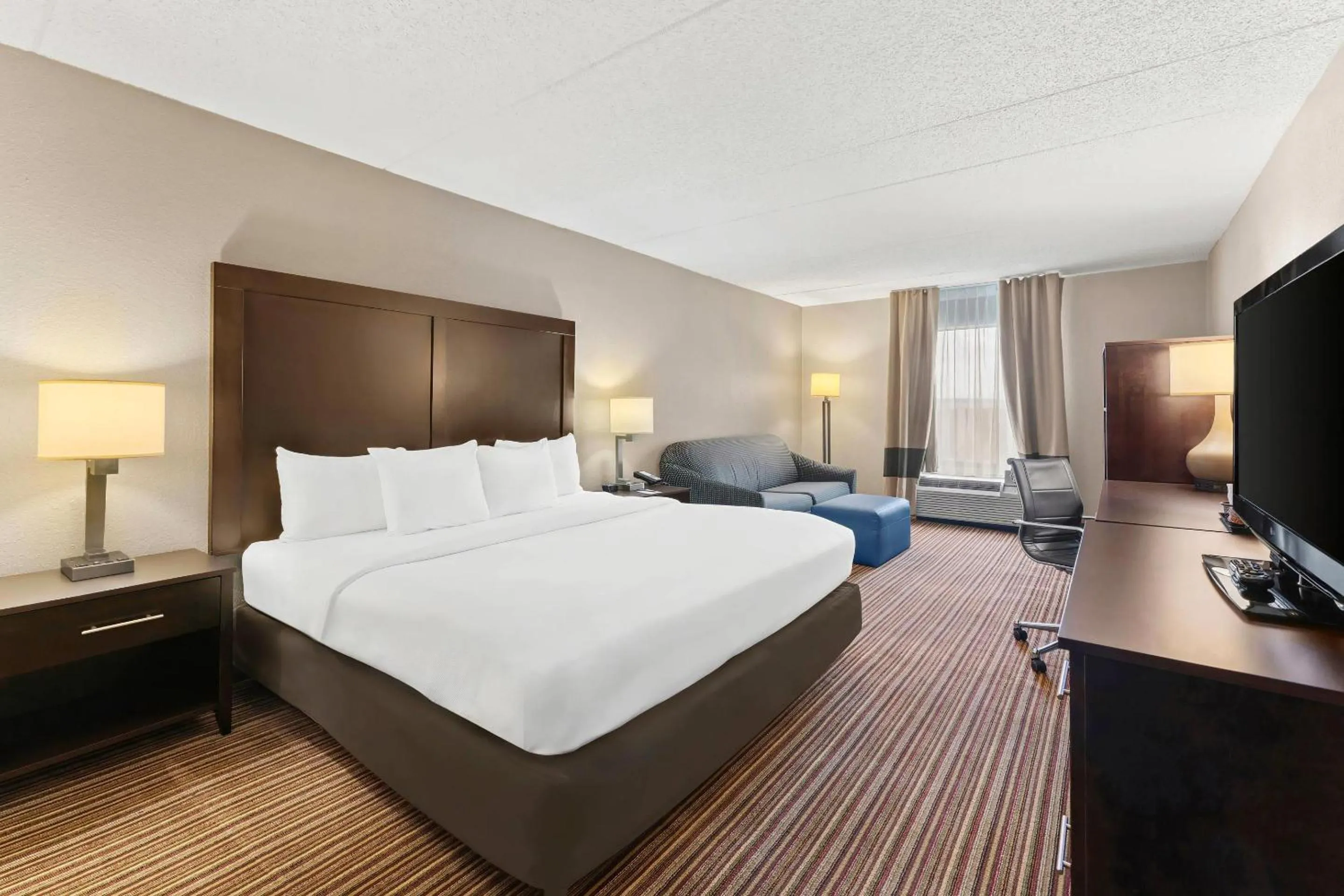 Bedroom, Bed in Comfort Inn Lehigh Valley West