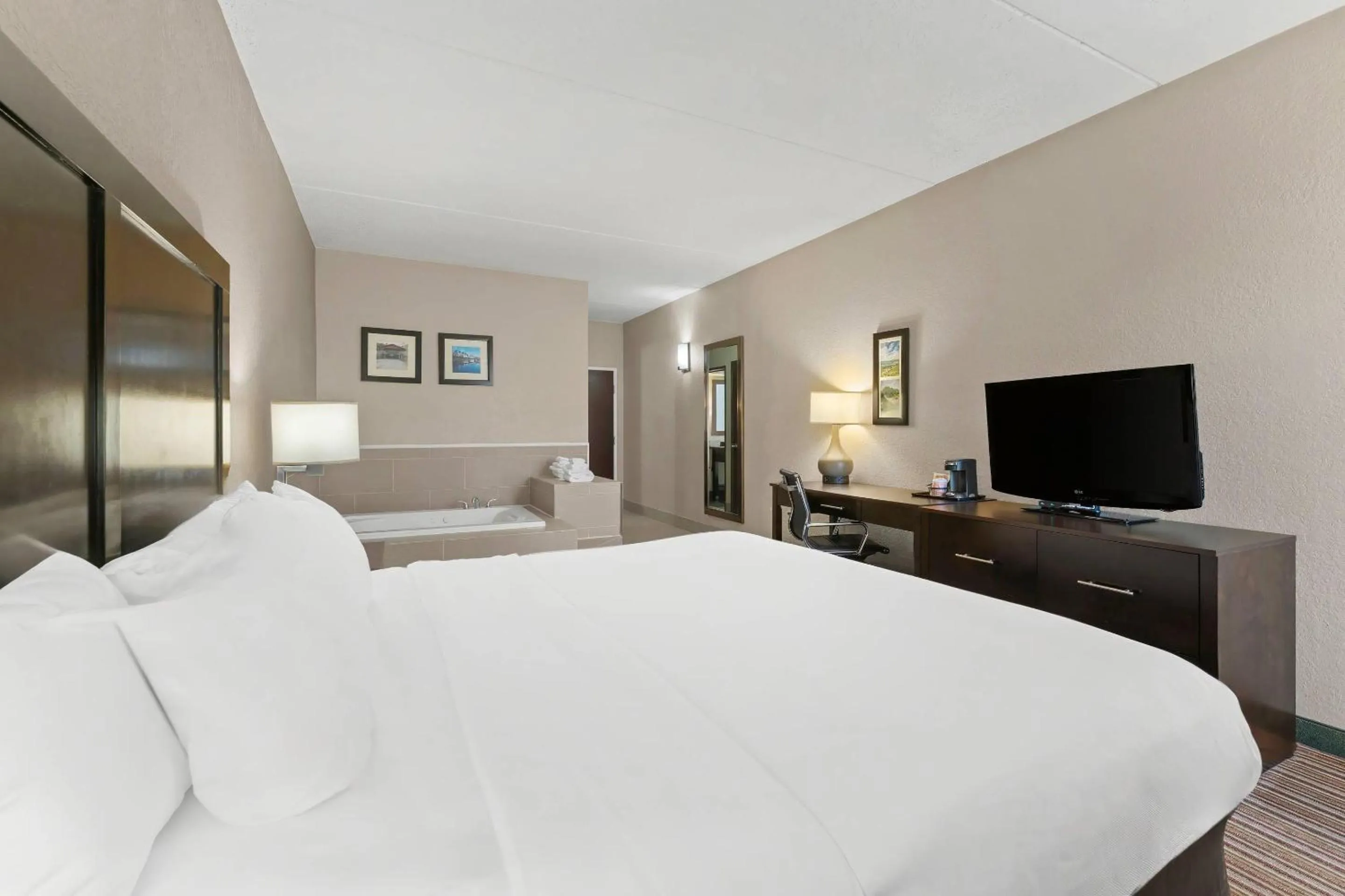 Bedroom, Bed in Comfort Inn Lehigh Valley West