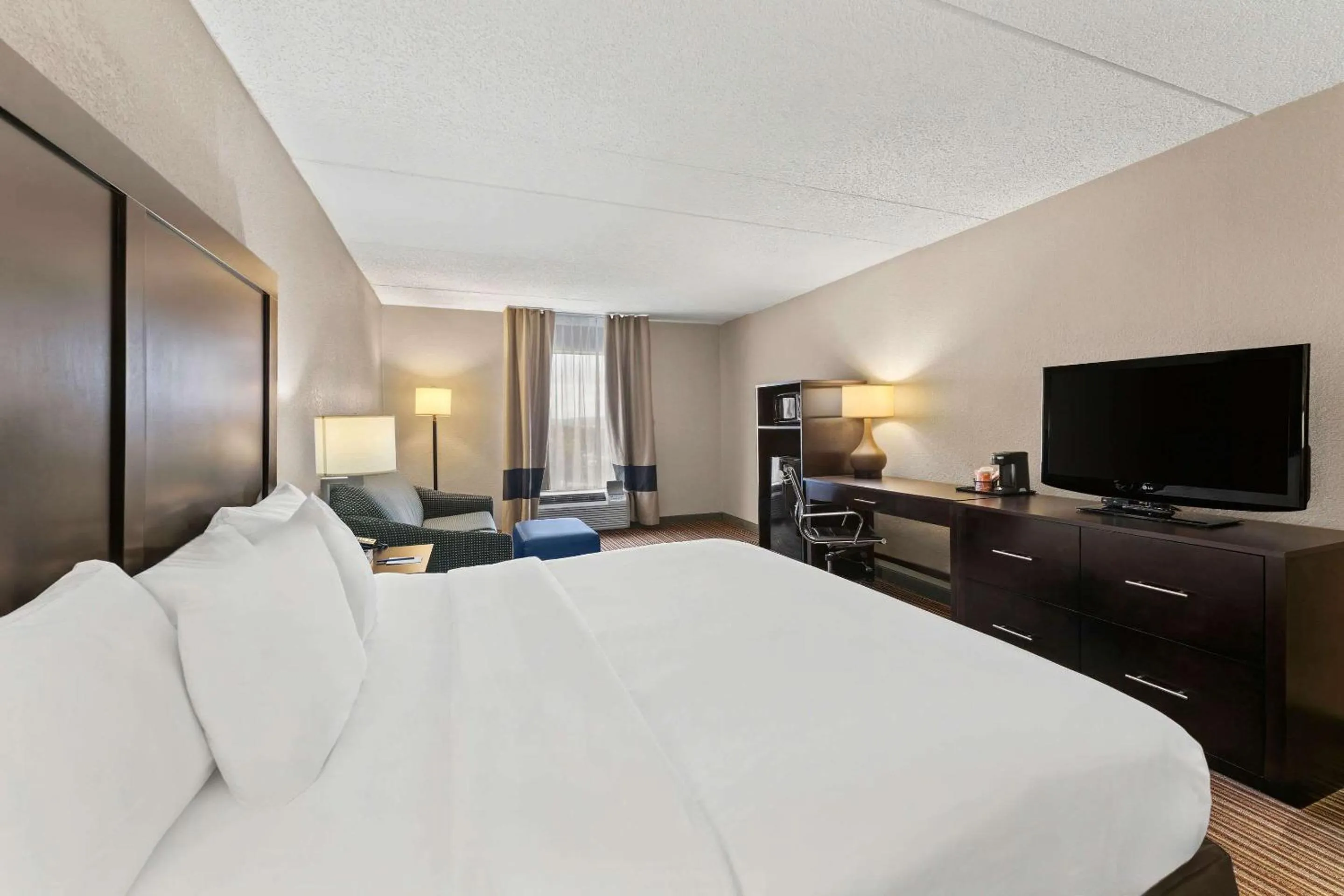 Bedroom, Bed in Comfort Inn Lehigh Valley West