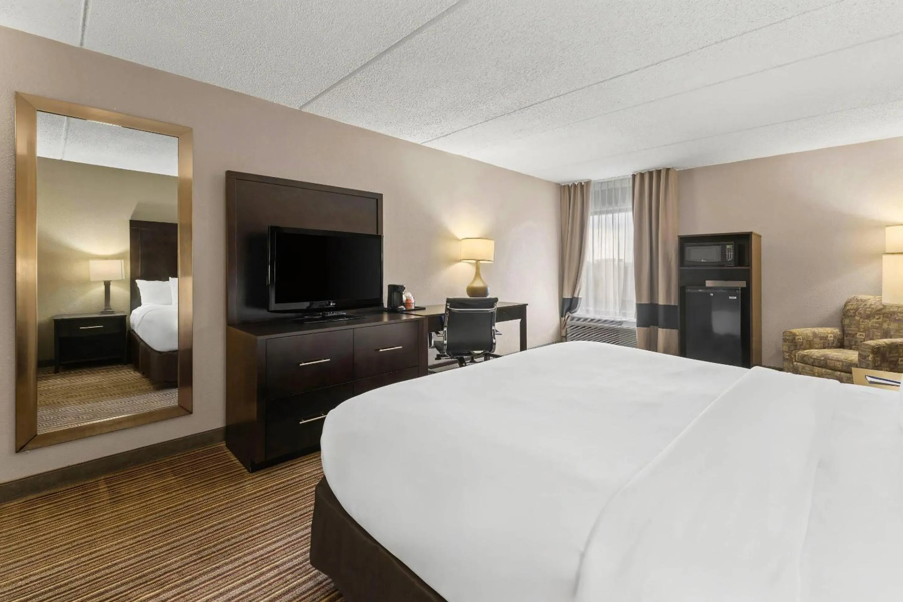 Bedroom, Bed in Comfort Inn Lehigh Valley West