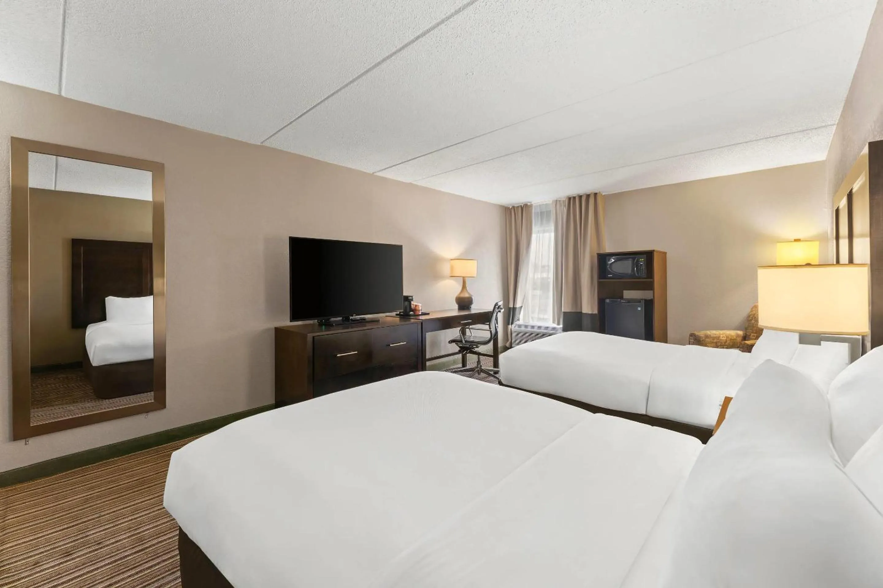 Bedroom, Bed in Comfort Inn Lehigh Valley West