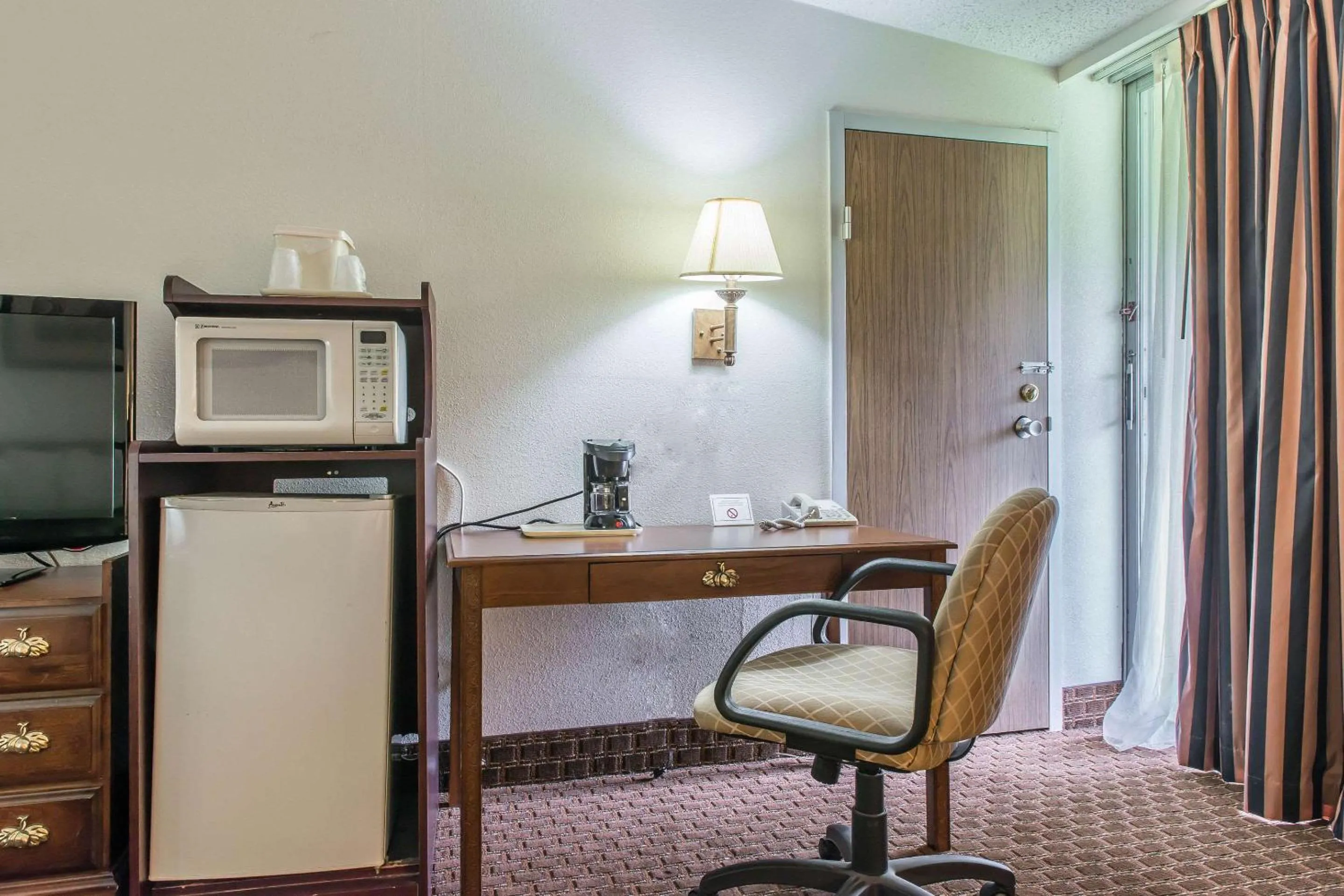 Photo of the whole room, Kitchen/Kitchenette in Rodeway Inn Brookville