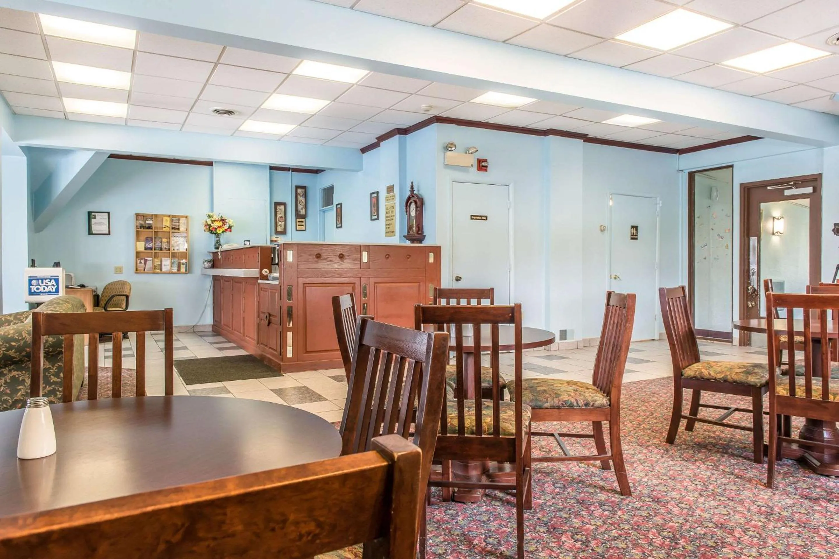 Lobby or reception, Restaurant/Places to Eat in Rodeway Inn Brookville