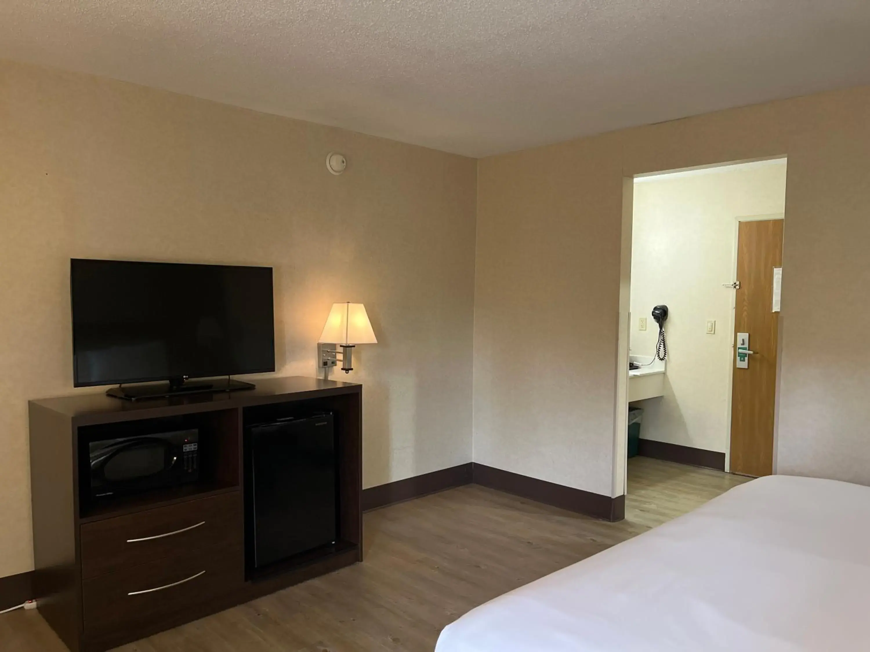 King Room - Non-Smoking in Quality Inn Wilkes-Barre near Arena King Room - Non-Smoking in Quality Inn Wilkes-Barre near Arena