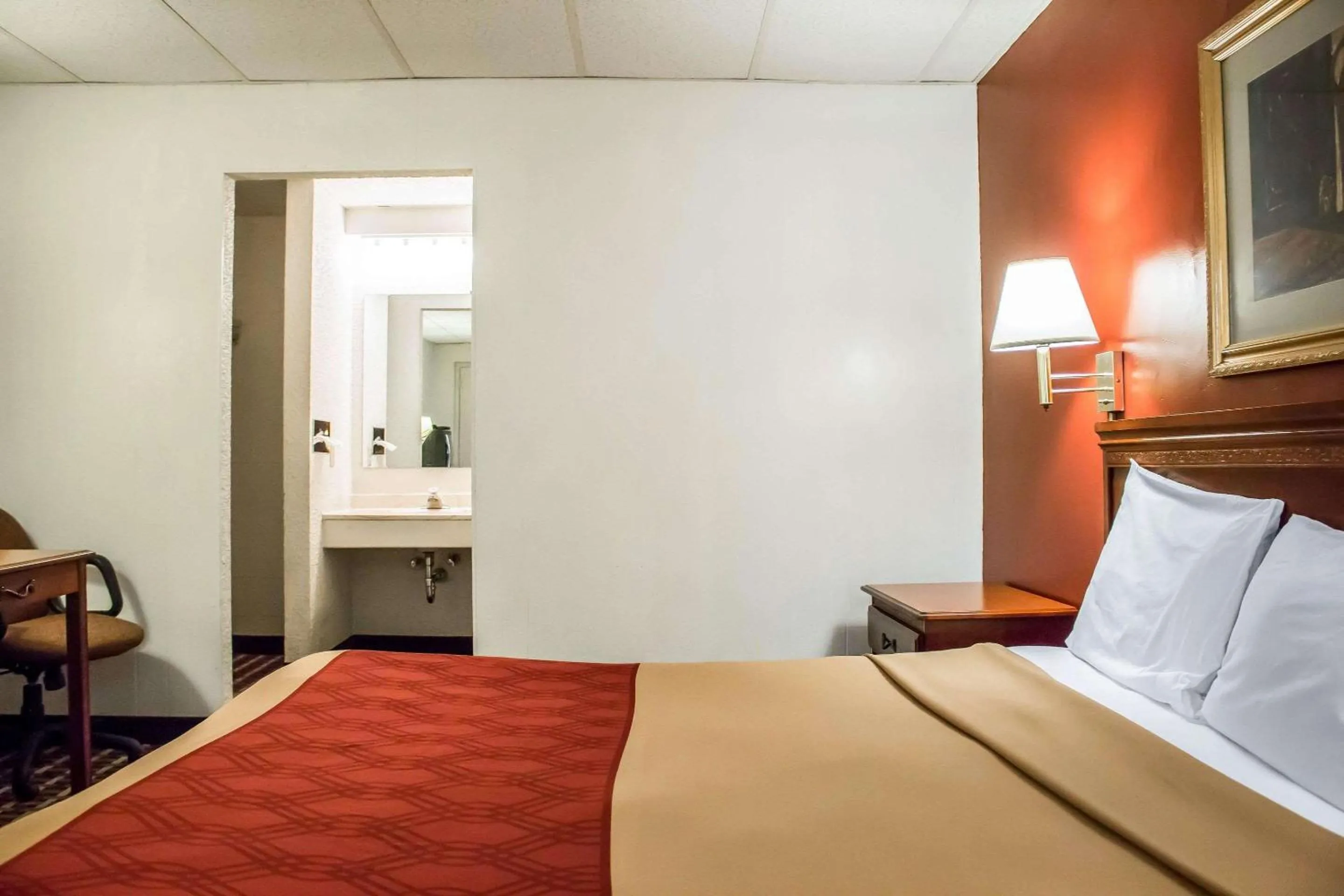 Photo of the whole room, Bed in Econo Lodge Williamsport