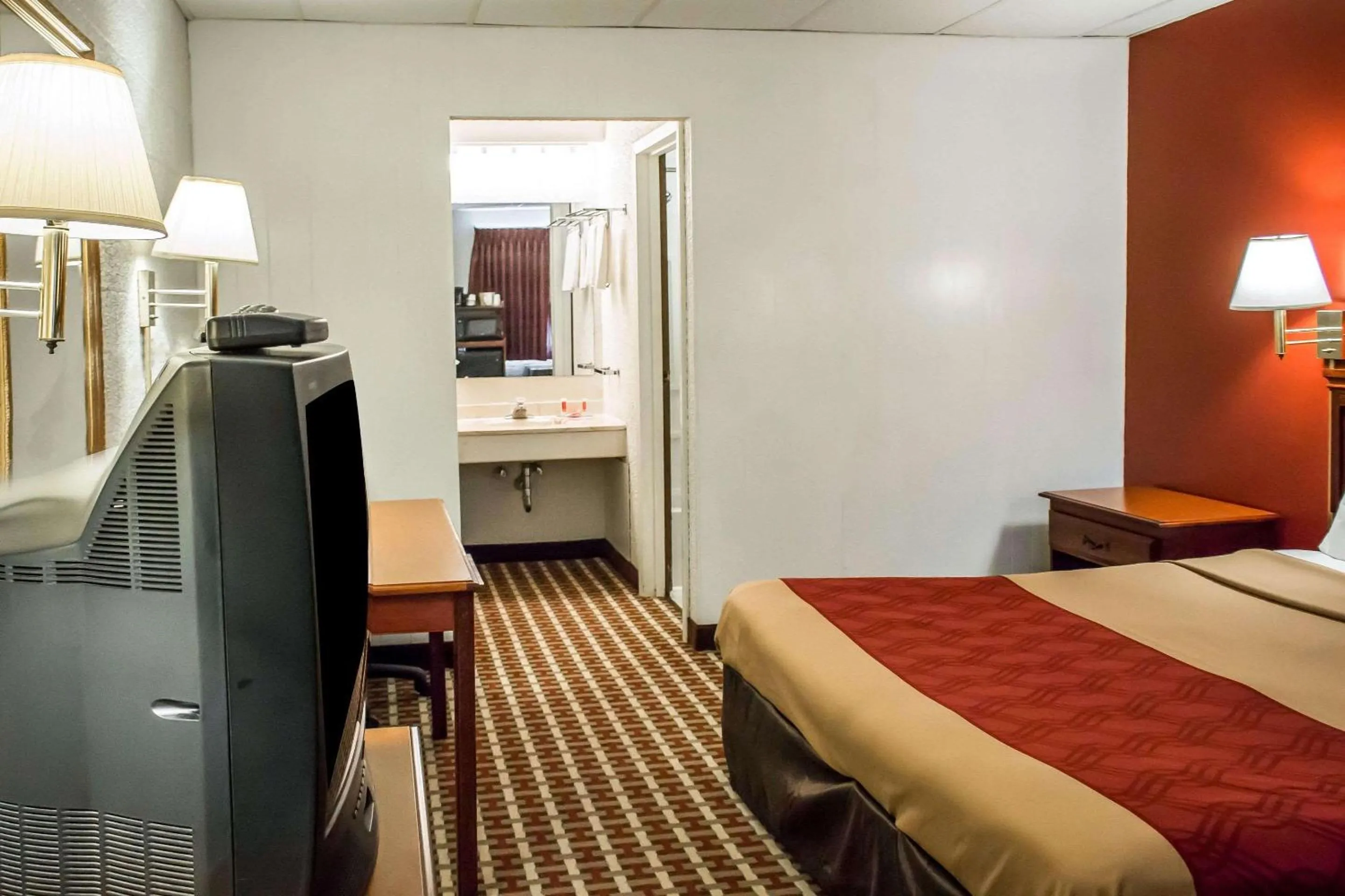 Photo of the whole room, Bed in Econo Lodge Williamsport
