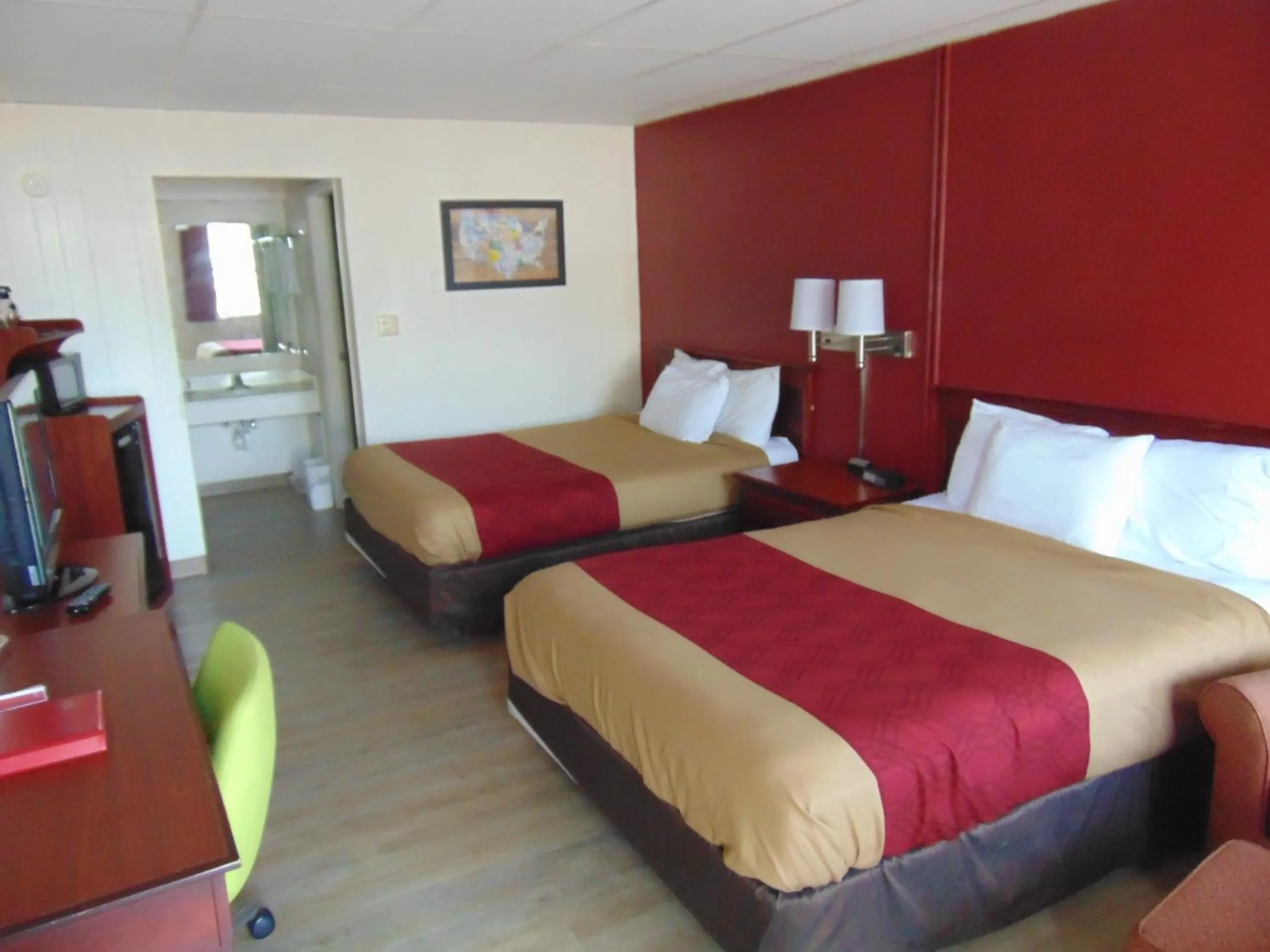 Bed in Econo Lodge Williamsport