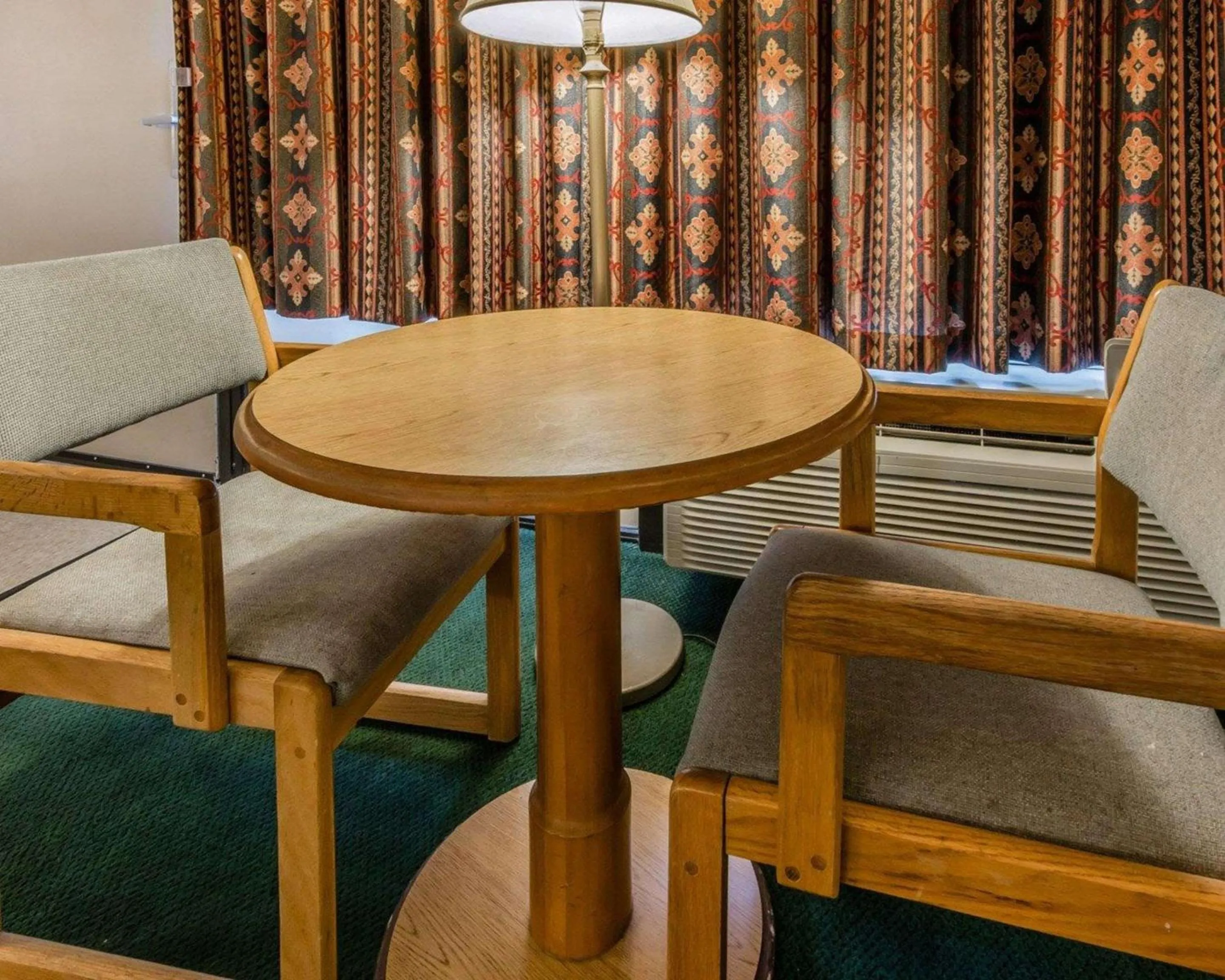Photo of the whole room, Seating Area in Econo Lodge Altoona I-99