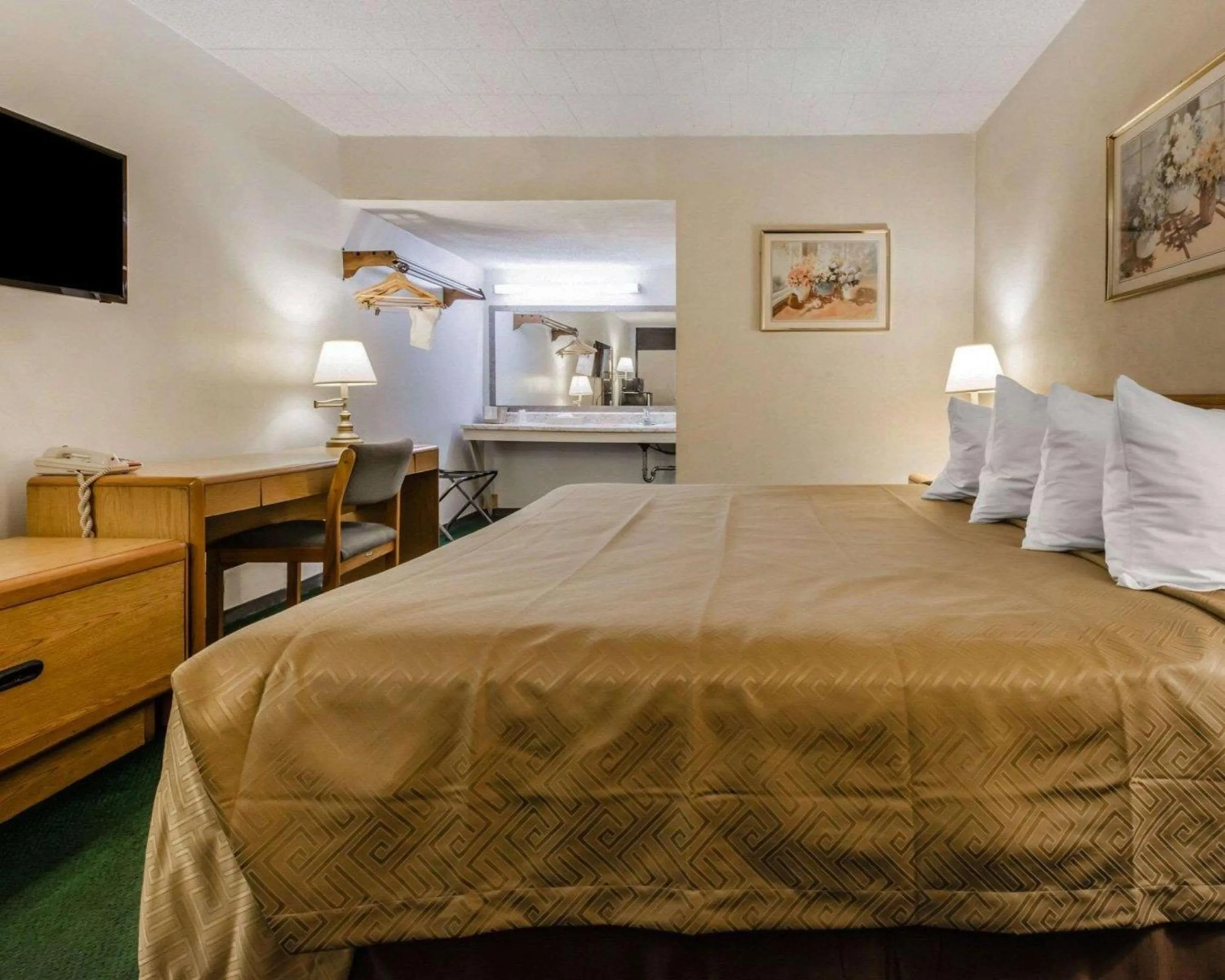 Photo of the whole room in Econo Lodge Altoona I-99