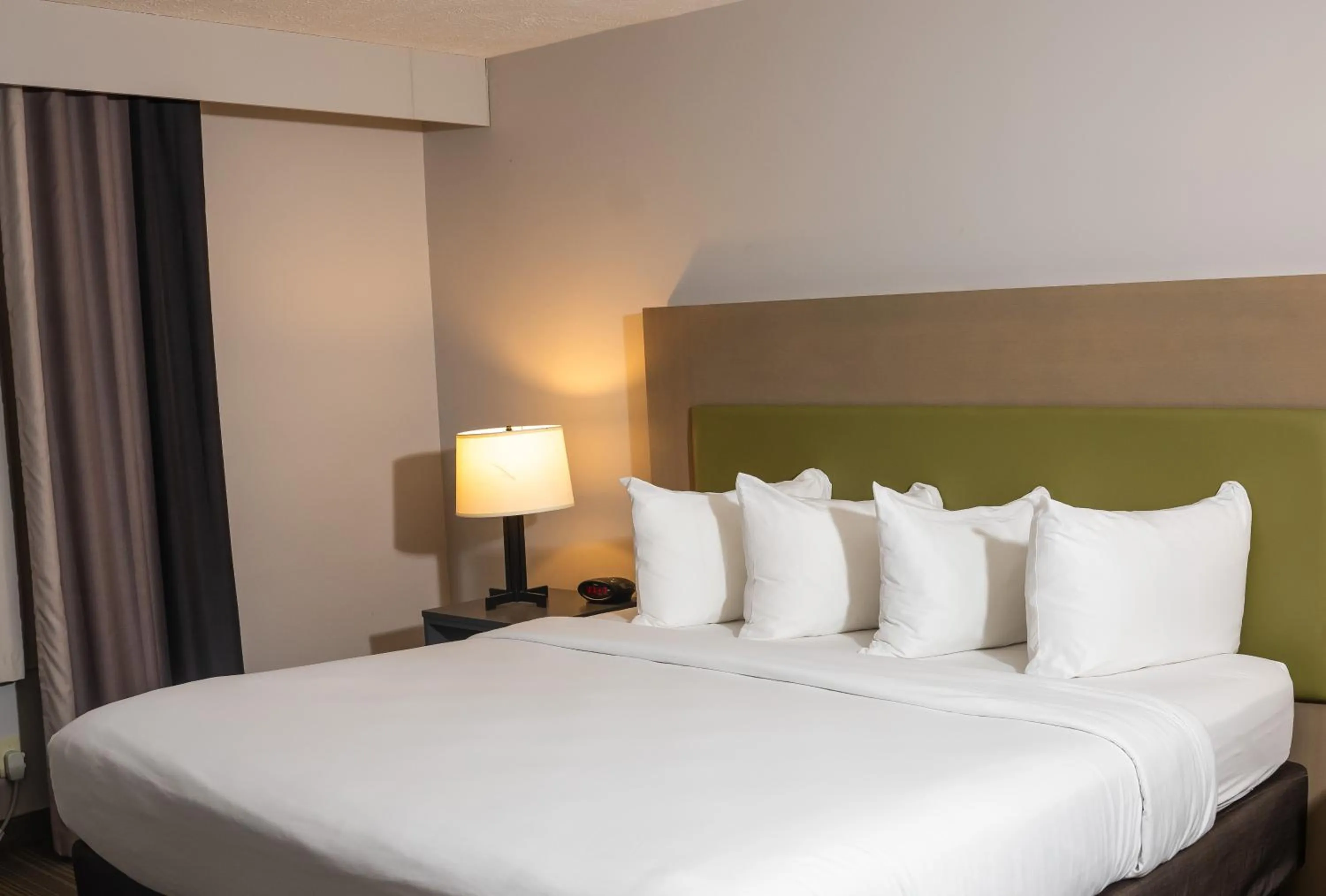 Bed in Country Inn & Suites by Radisson, Erie, PA