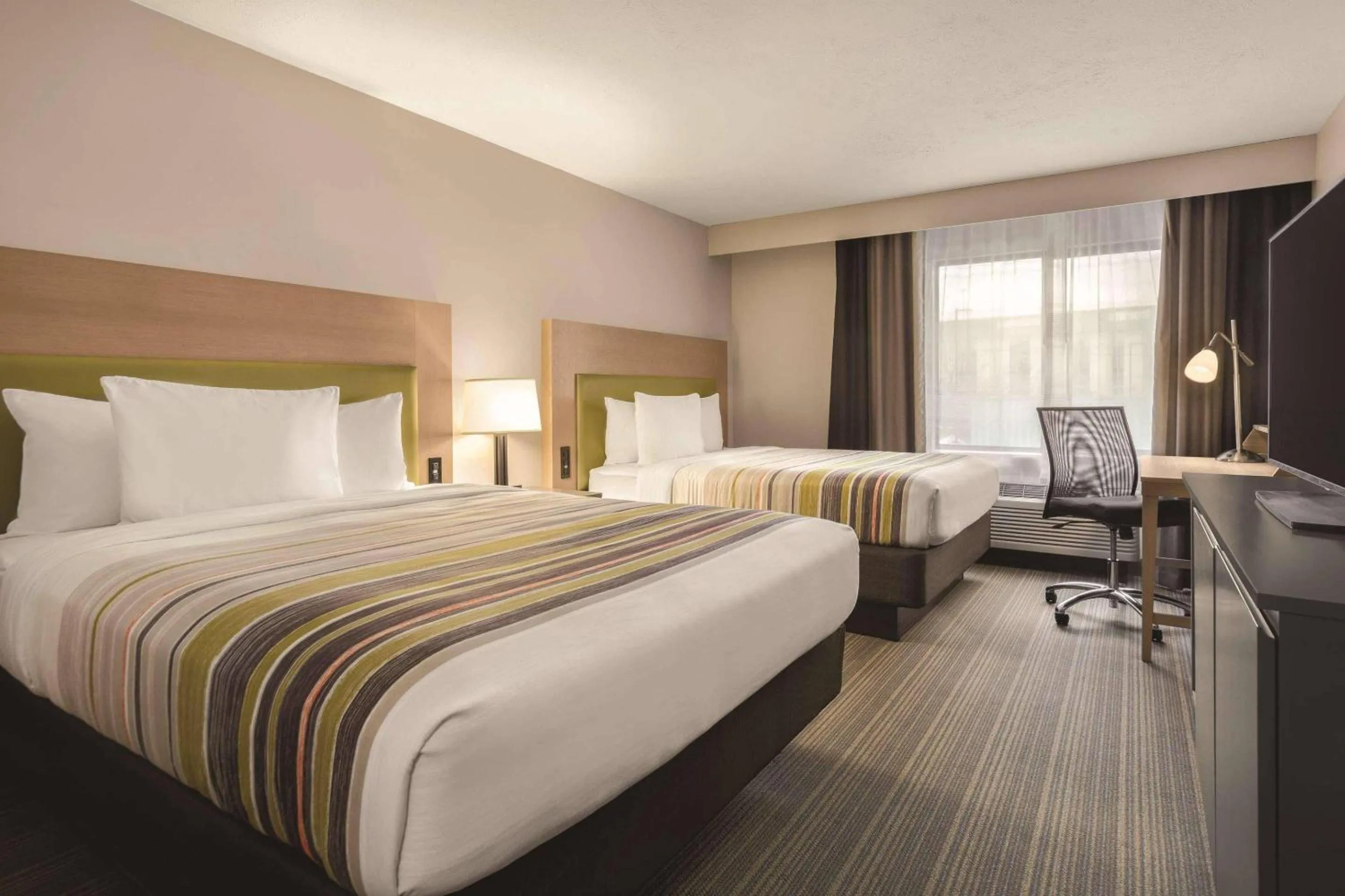 Bedroom, Bed in Country Inn & Suites by Radisson, Erie, PA