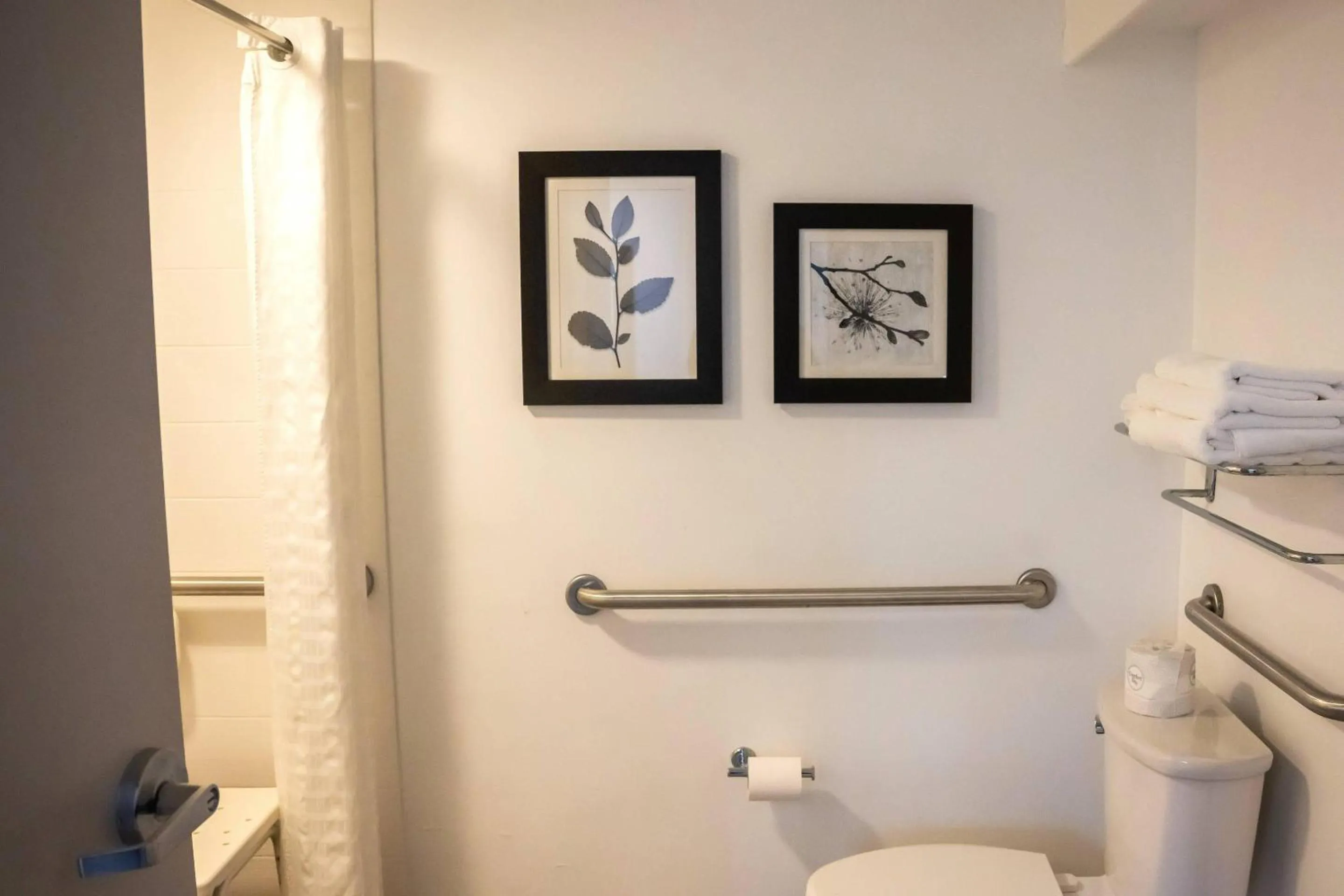 Bedroom in Country Inn & Suites by Radisson, Erie, PA