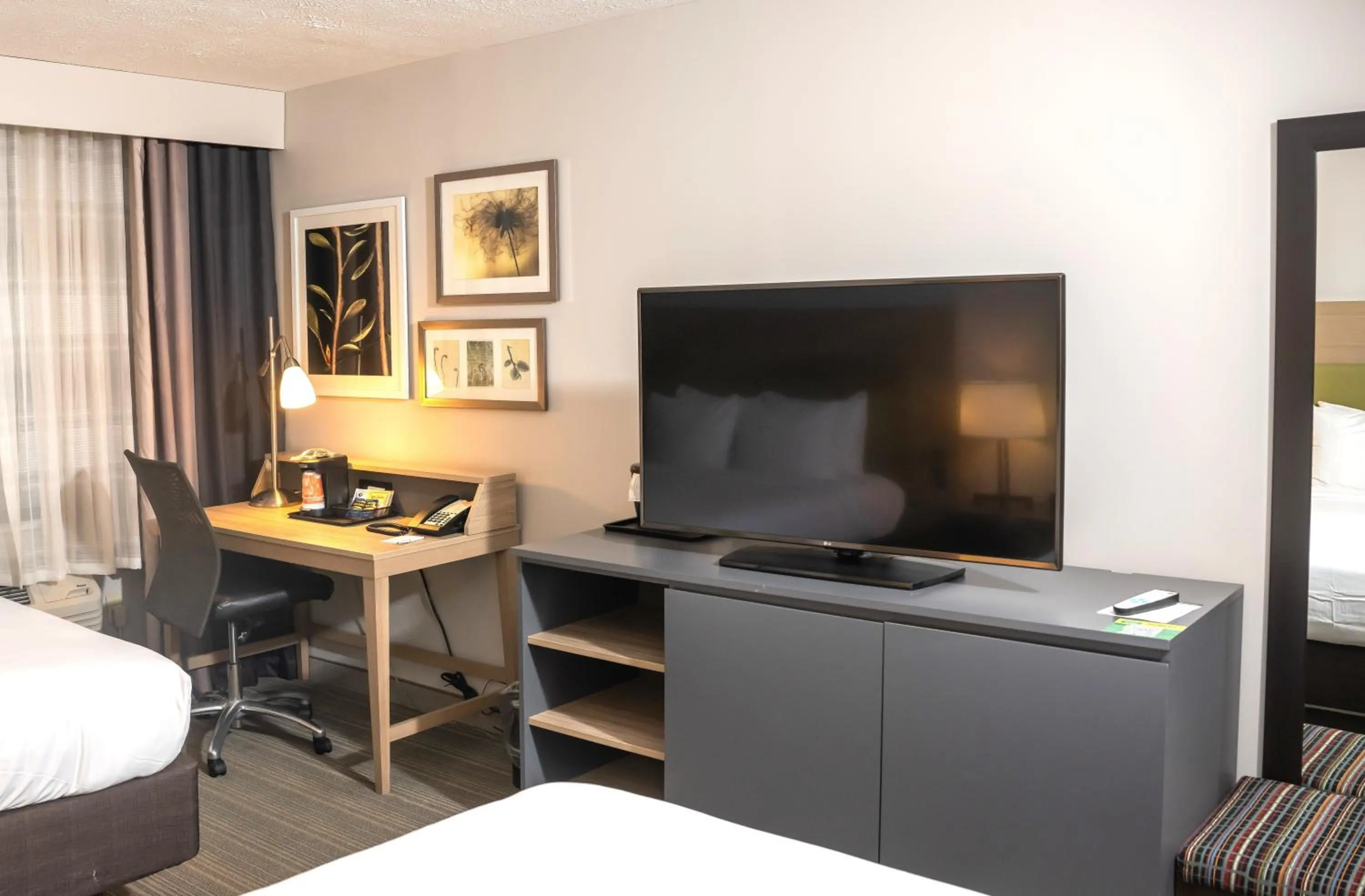 Bed in Country Inn & Suites by Radisson, Erie, PA