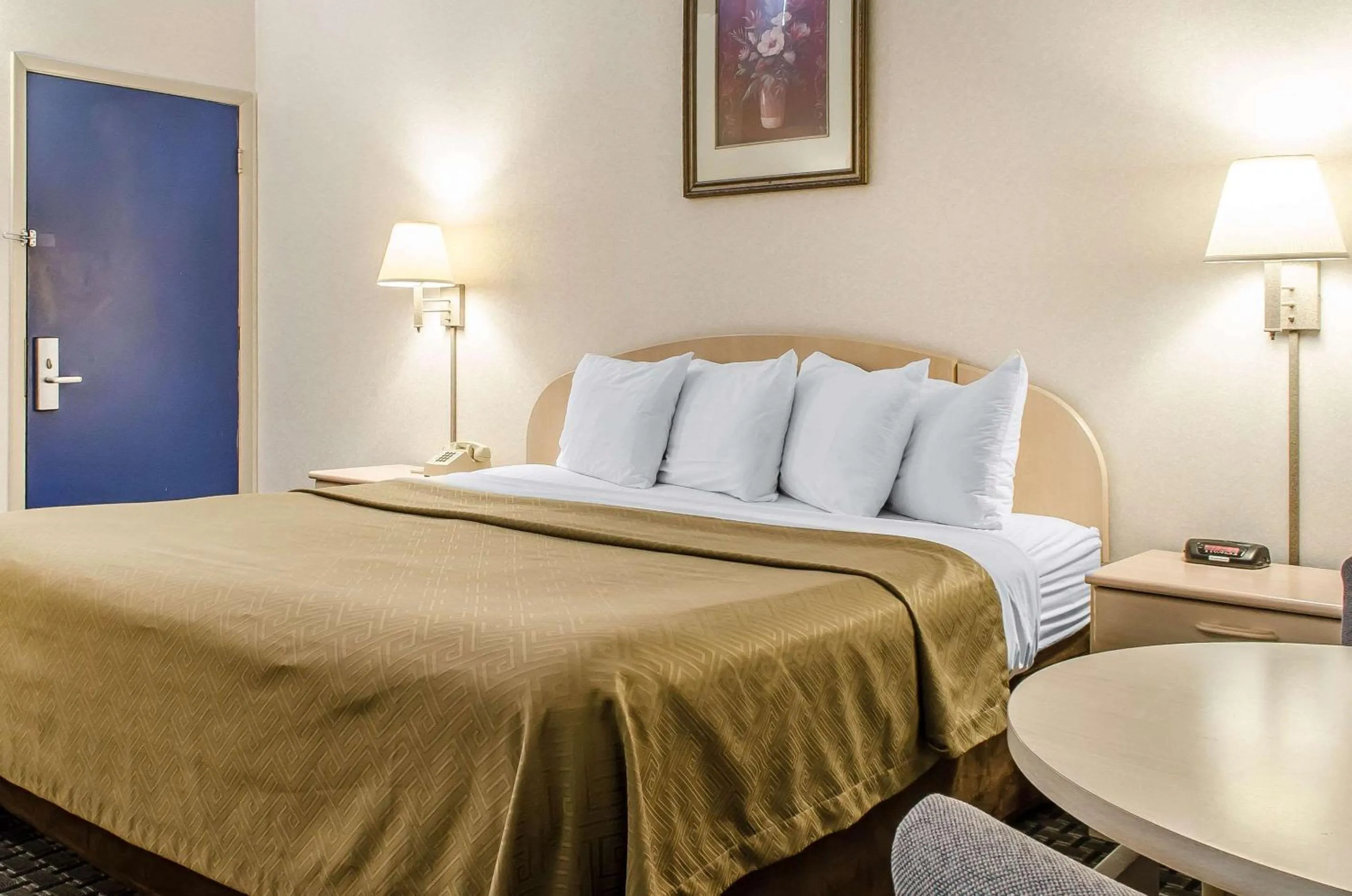 Photo of the whole room in Rodeway Inn State College - near University